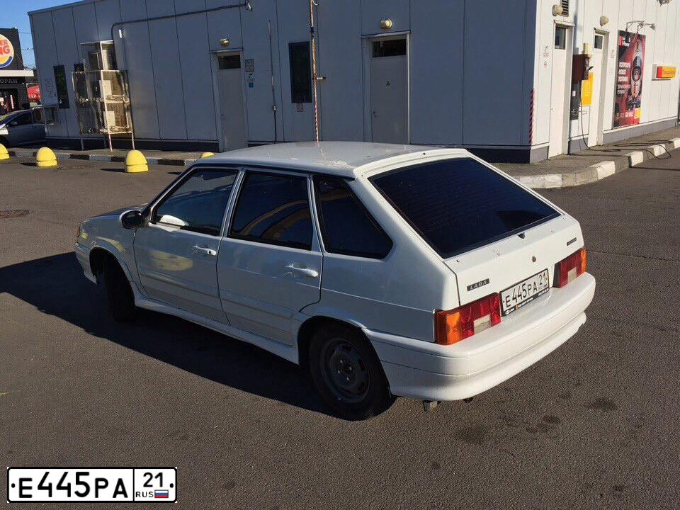 Фото автомобиля LADA 2114 SAMARA, 2010 — госномер Е445РА21. Цвет: Белый