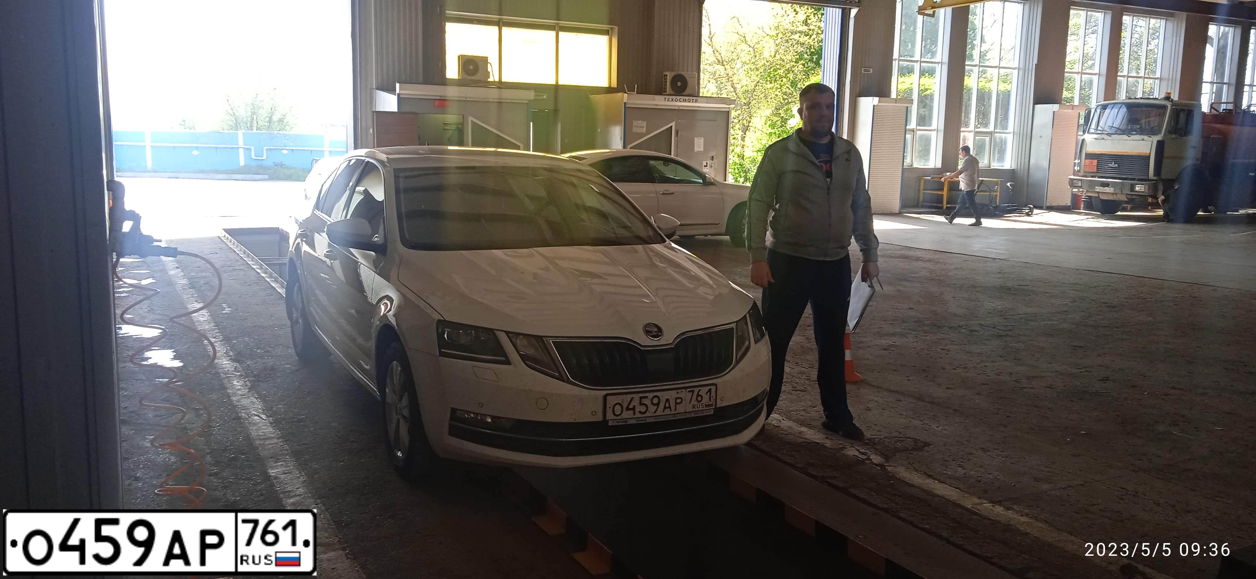 Фото автомобиля SKODA OCTAVIA, 2019 — госномер О459АР761. Цвет: Белый
