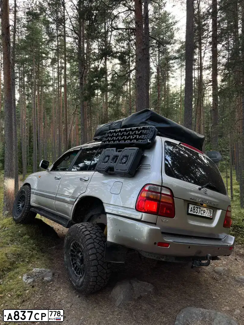 Фото автомобиля TOYOTA LANDCRUISER, 2000 — госномер А837СР778. Цвет: СЕРЕБРИСТЫЙ