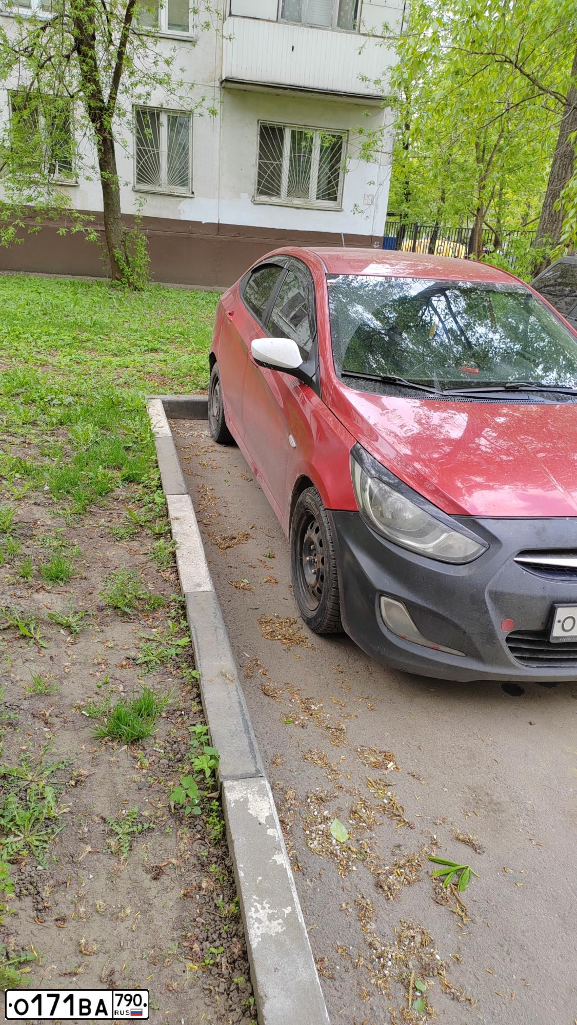 Фото автомобиля HYUNDAI SOLARIS, 2013 — госномер О171ВА790. Цвет: КРАСНЫЙ