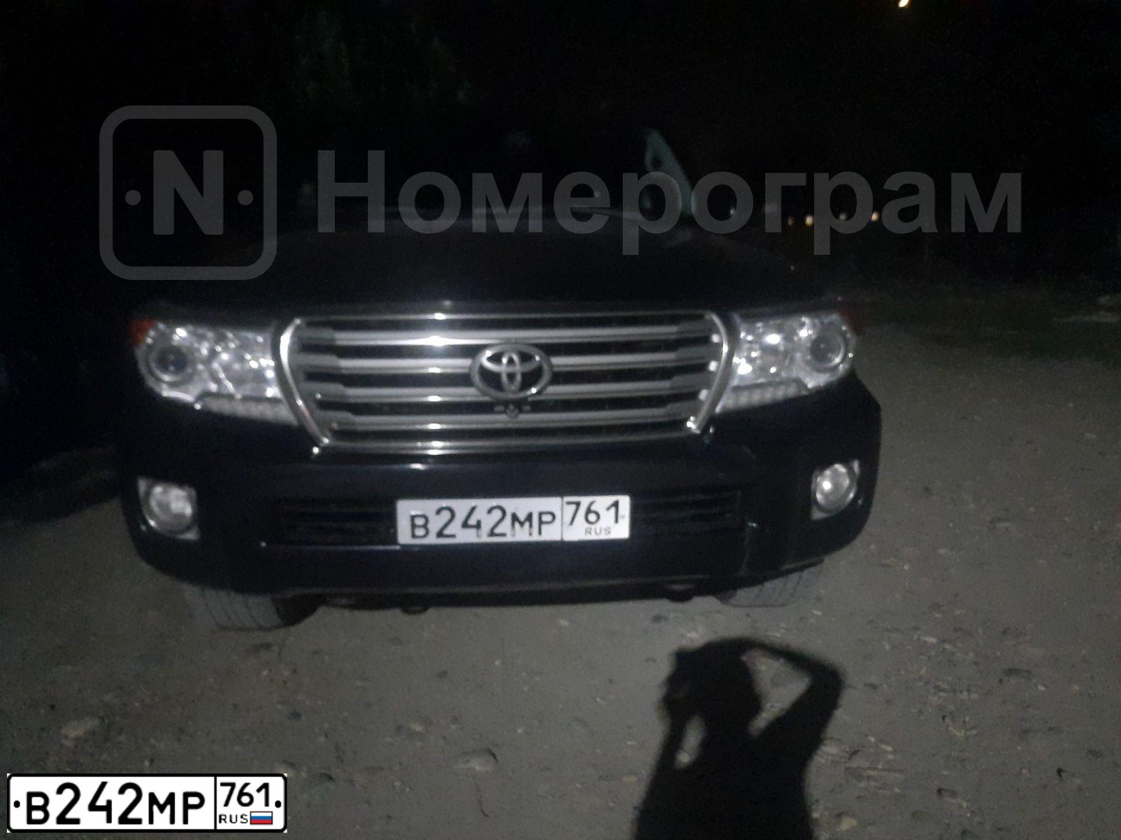 Фото автомобиля TOYOTA LANDCRUISER 200, 2012 — госномер В242МР761. Цвет: ЧЕРНЫЙ