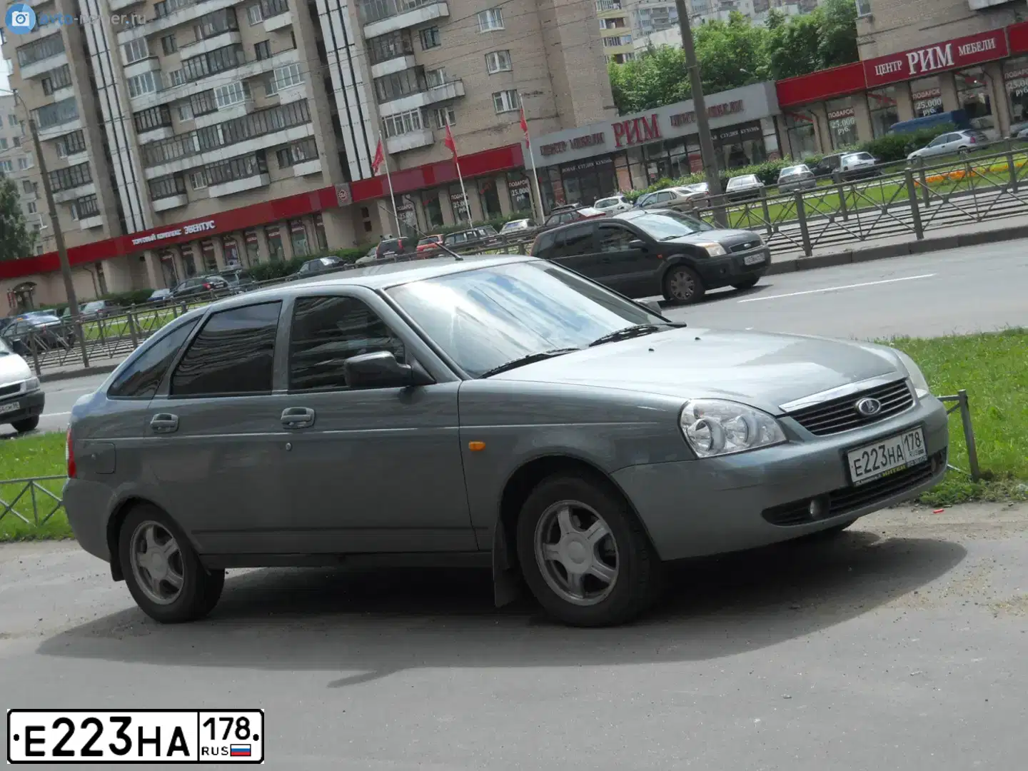 Фото автомобиля LADA 2172 PRIORA, 2011 — госномер Е223НА178. Цвет: СРЕД СЕРО-ЗЕЛЕН  МЕТ