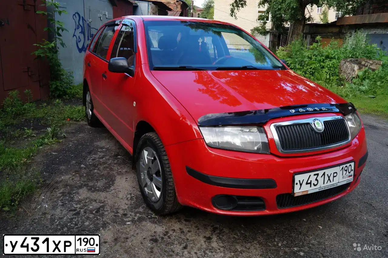 Фото автомобиля SKODA FABIA, 2007 — госномер У431ХР190. Цвет: Красный