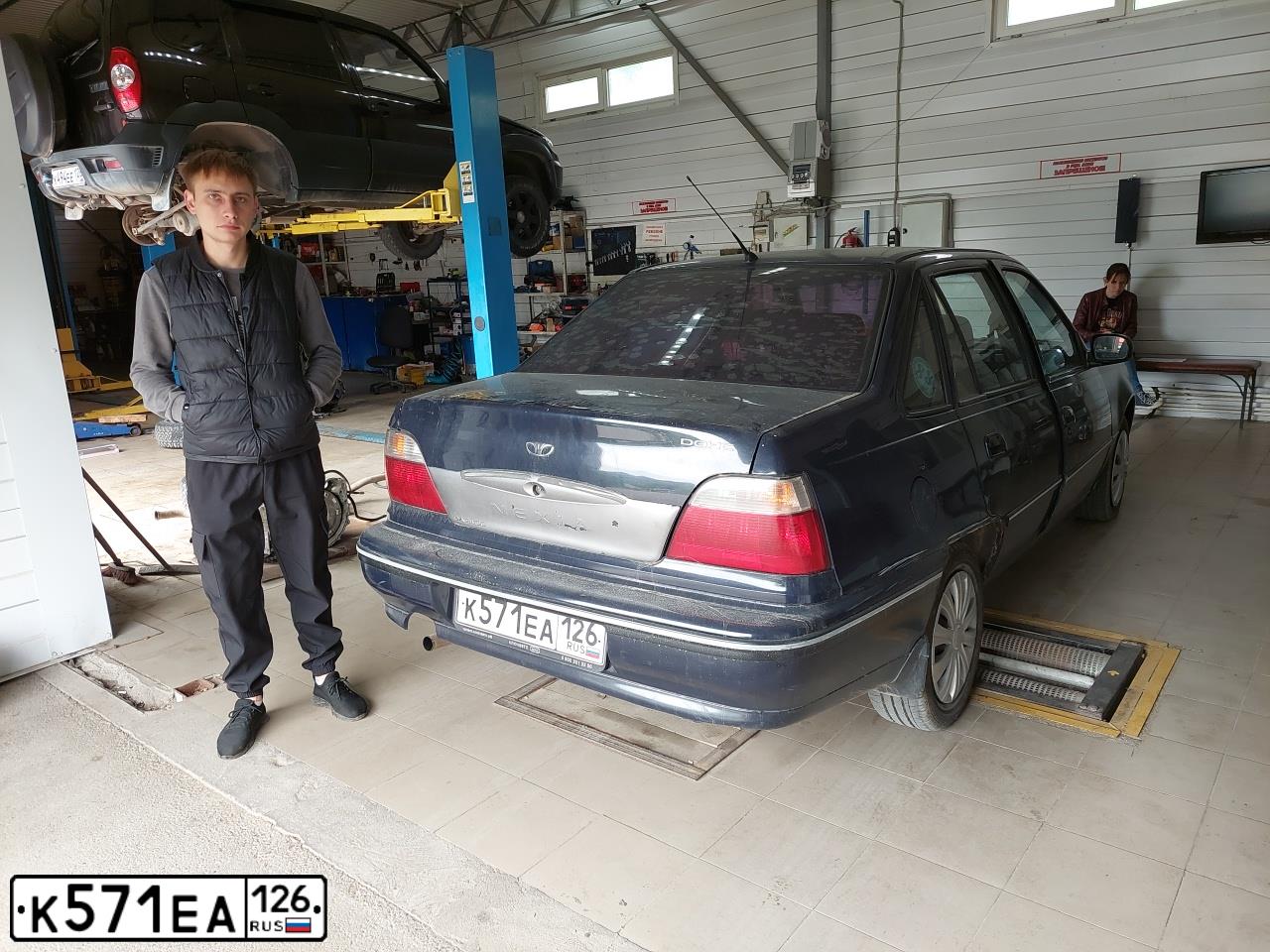 Фото автомобиля DAEWOO NEXIA, 2008 — госномер К571ЕА126. Цвет: ТЕМНО-СИНИЙ