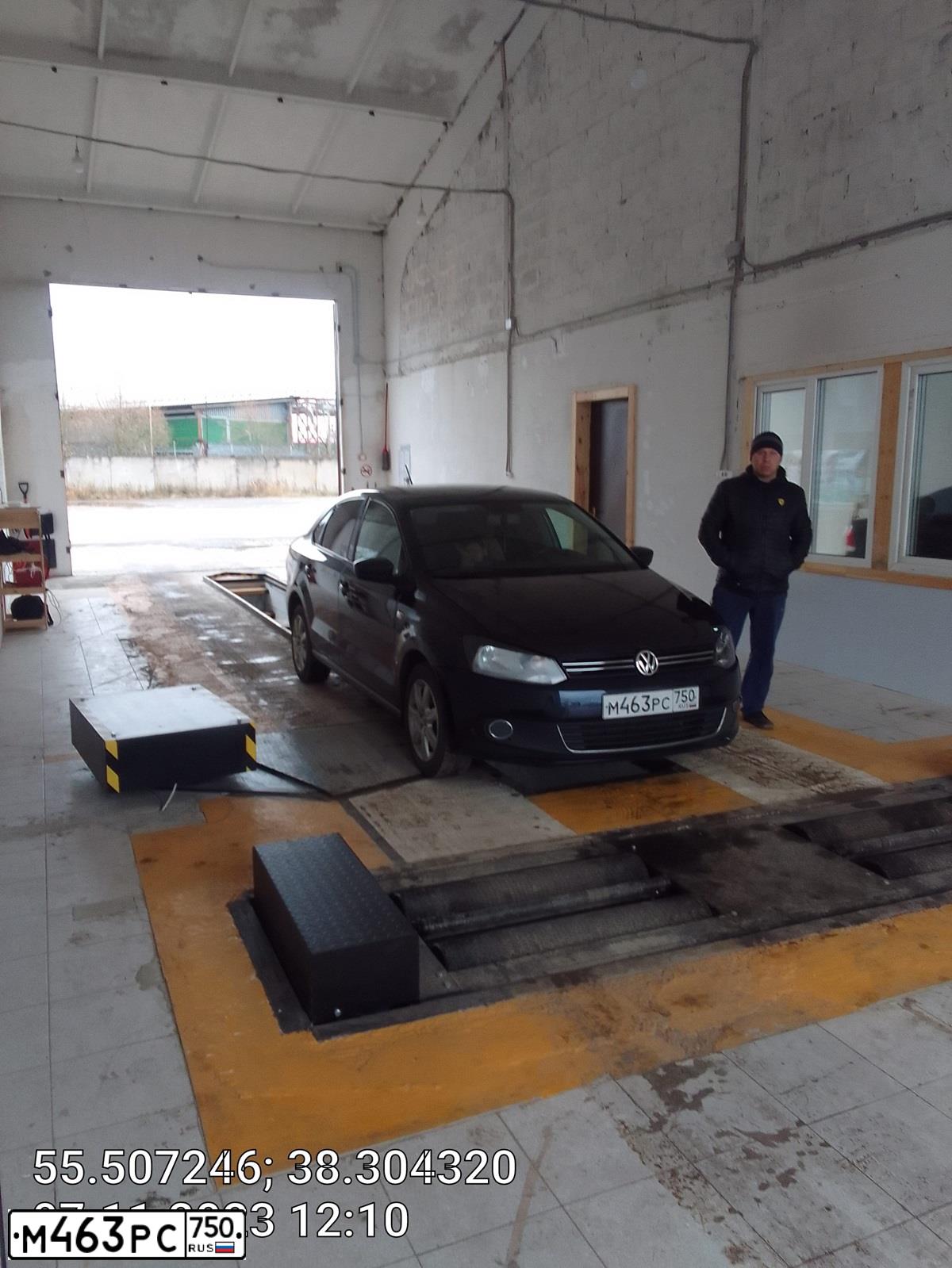 Фото автомобиля VOLKSWAGEN POLO, 2013 — госномер К580МЕ790. Цвет: Темно-синий