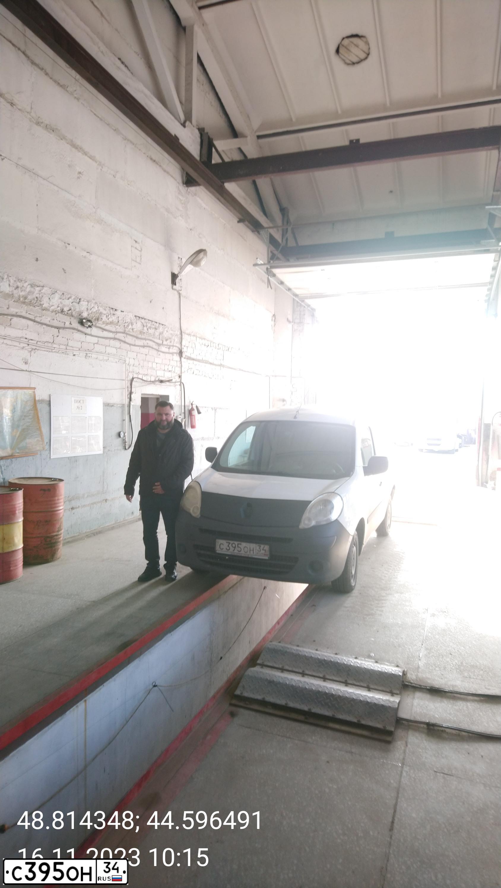 Фото автомобиля RENAULT KANGOO, 2011 — госномер С395ОН34. Цвет: БЕЛЫЙ