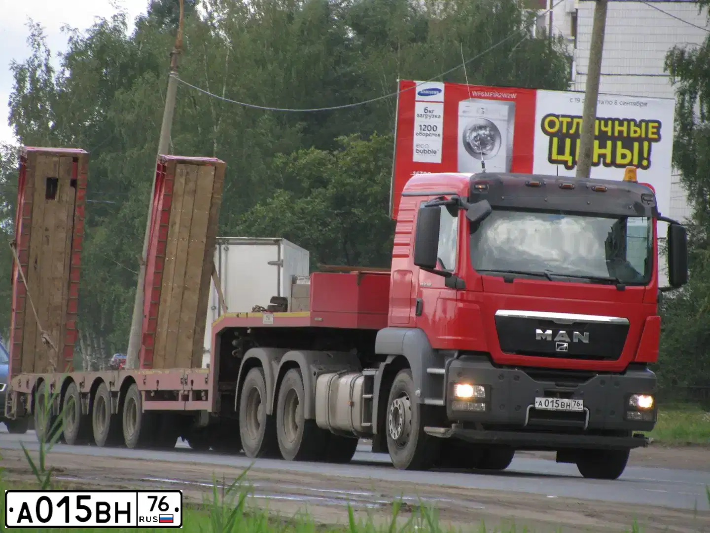 Фото автомобиля MAN TGS 26/33.XXX /6X4/, 2011 — госномер А015ВН76. Цвет: Красный