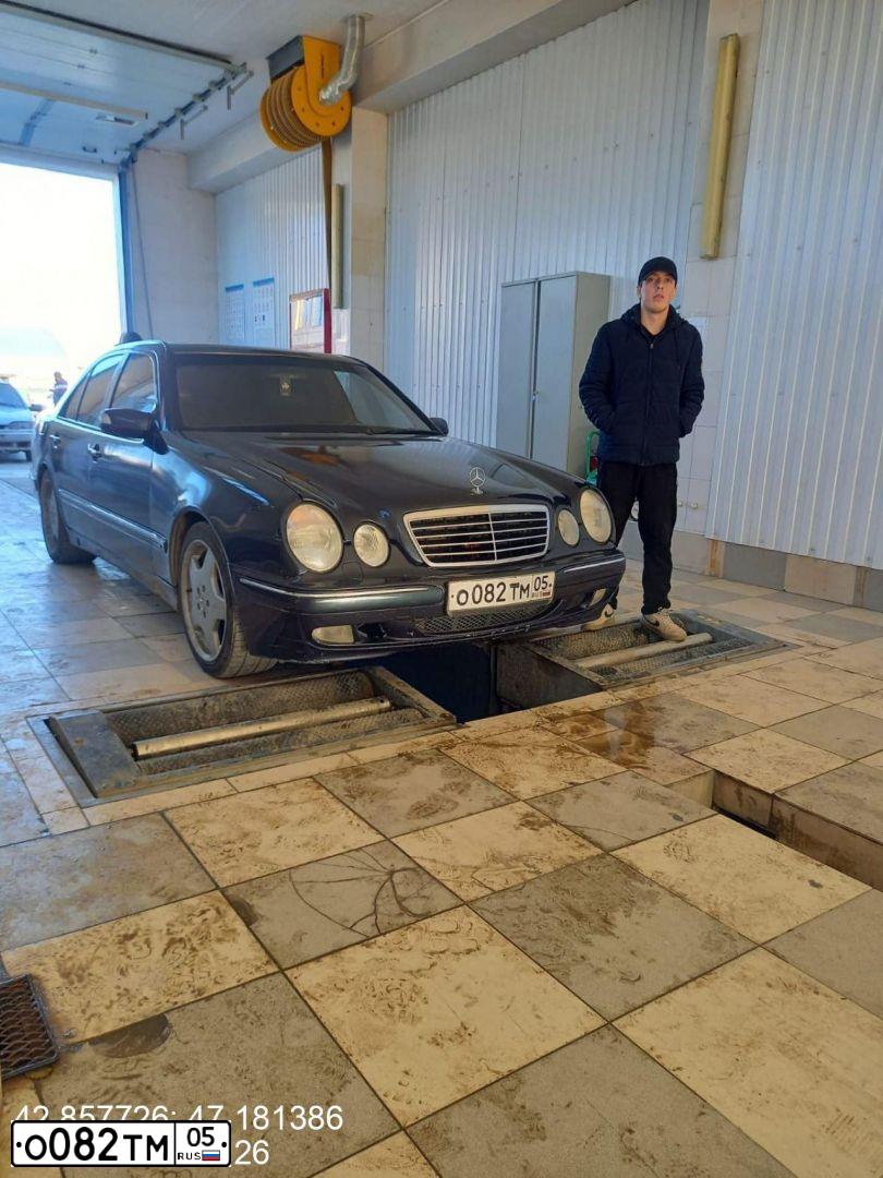 Фото автомобиля MERCEDES E-KLASSE, 2000 — госномер В555МО05. Цвет: ЧЕРНЫЙ