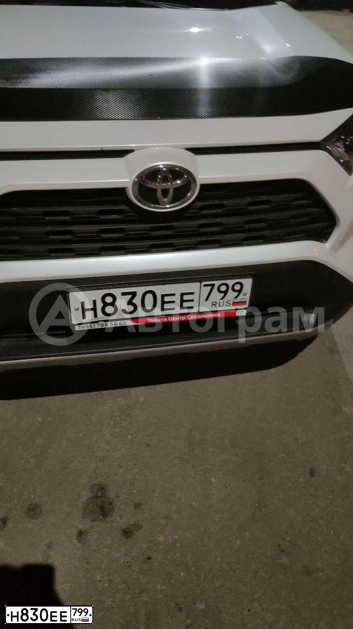 Фото автомобиля TOYOTA RAV4, 2021 — госномер Н830ЕЕ799. Цвет: Белый