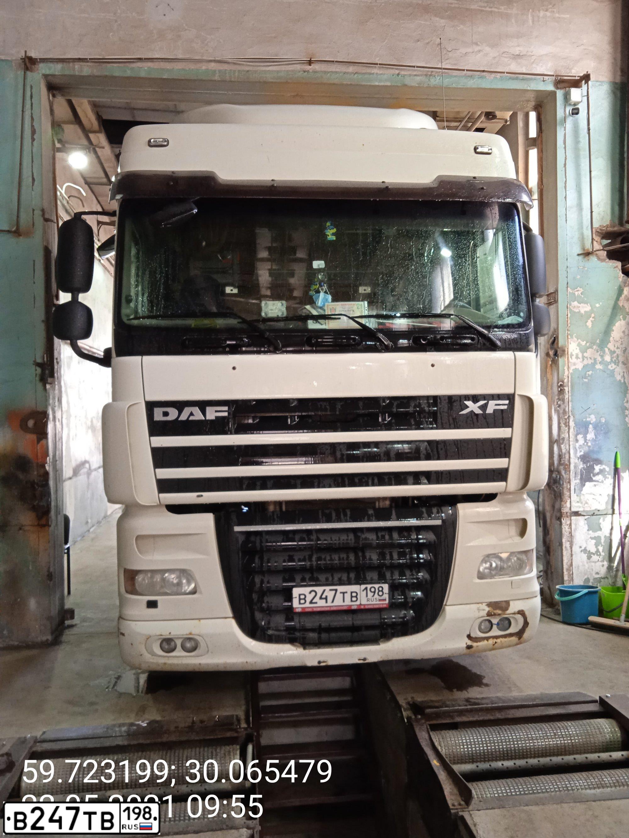 Фото автомобиля DAF XF 105 FT /4X2/, 2014 — госномер В247ТВ198. Цвет: Белый