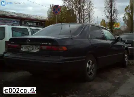 Фото автомобиля VOLKSWAGEN TOUAREG, 2003 — госномер Е002СВ31. Цвет: синий