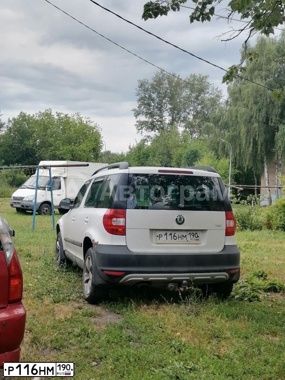 Фото автомобиля SKODA YETI, 2011 — госномер Р116НМ190. Цвет: Белый