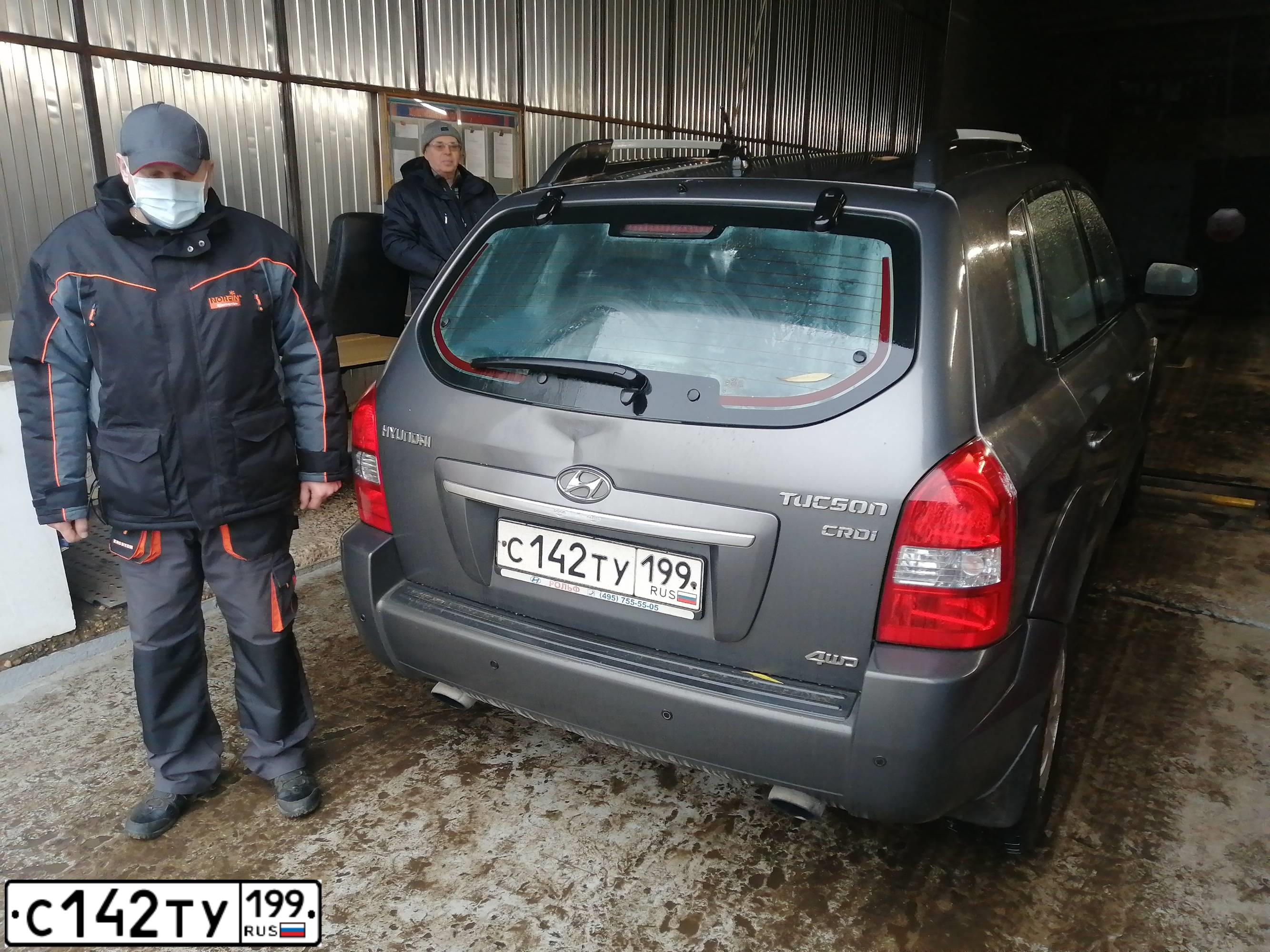 Фото автомобиля HYUNDAI TUCSON, 2008 — госномер С142ТУ199. Цвет: ТЕМНО-СЕРЫЙ