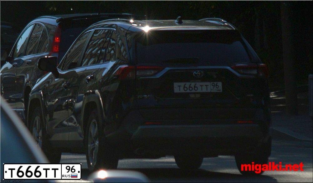 Фото автомобиля TOYOTA RAV4, 2015 — госномер Т666ТТ96. Цвет: Серый