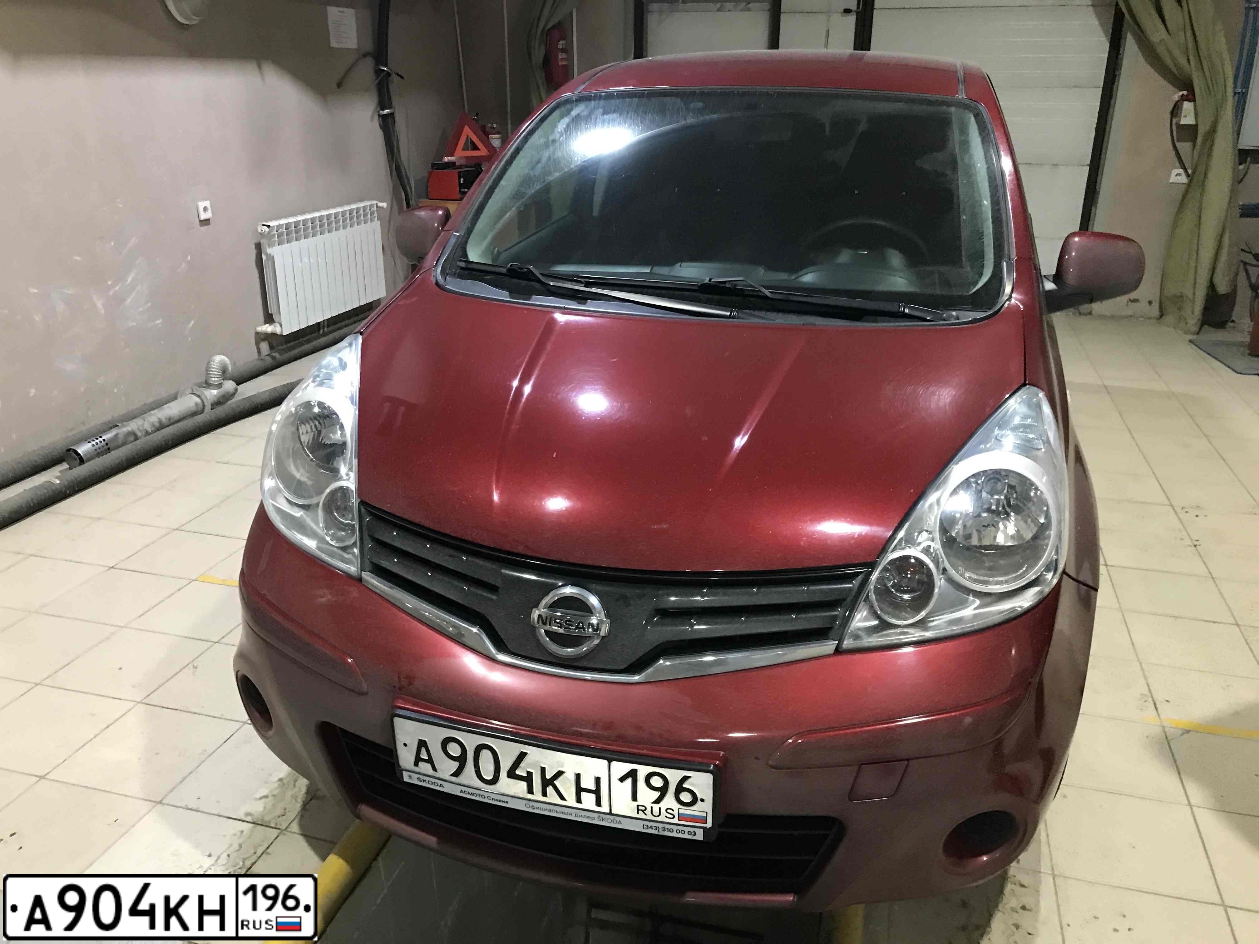 Фото автомобиля NISSAN NOTE, 2013 — госномер А904КН196. Цвет: Красный