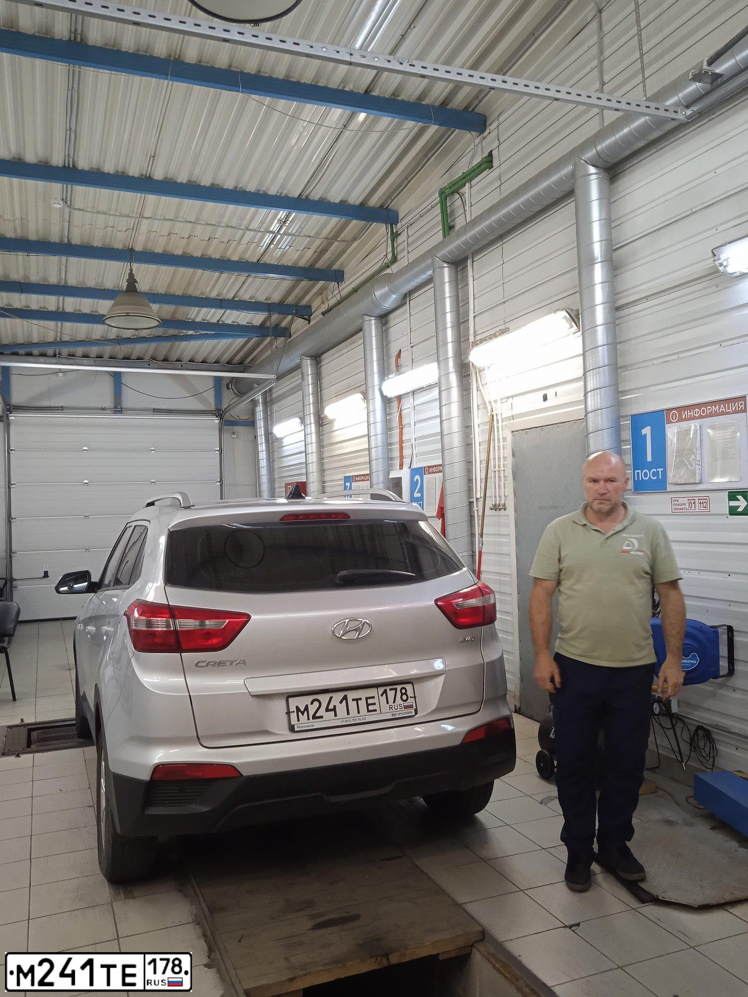 Фото автомобиля FORD FOCUS, 2009 — госномер К882ОА198. Цвет: БЕЛЫЙ СЕРЕБРИСТЫЙ
