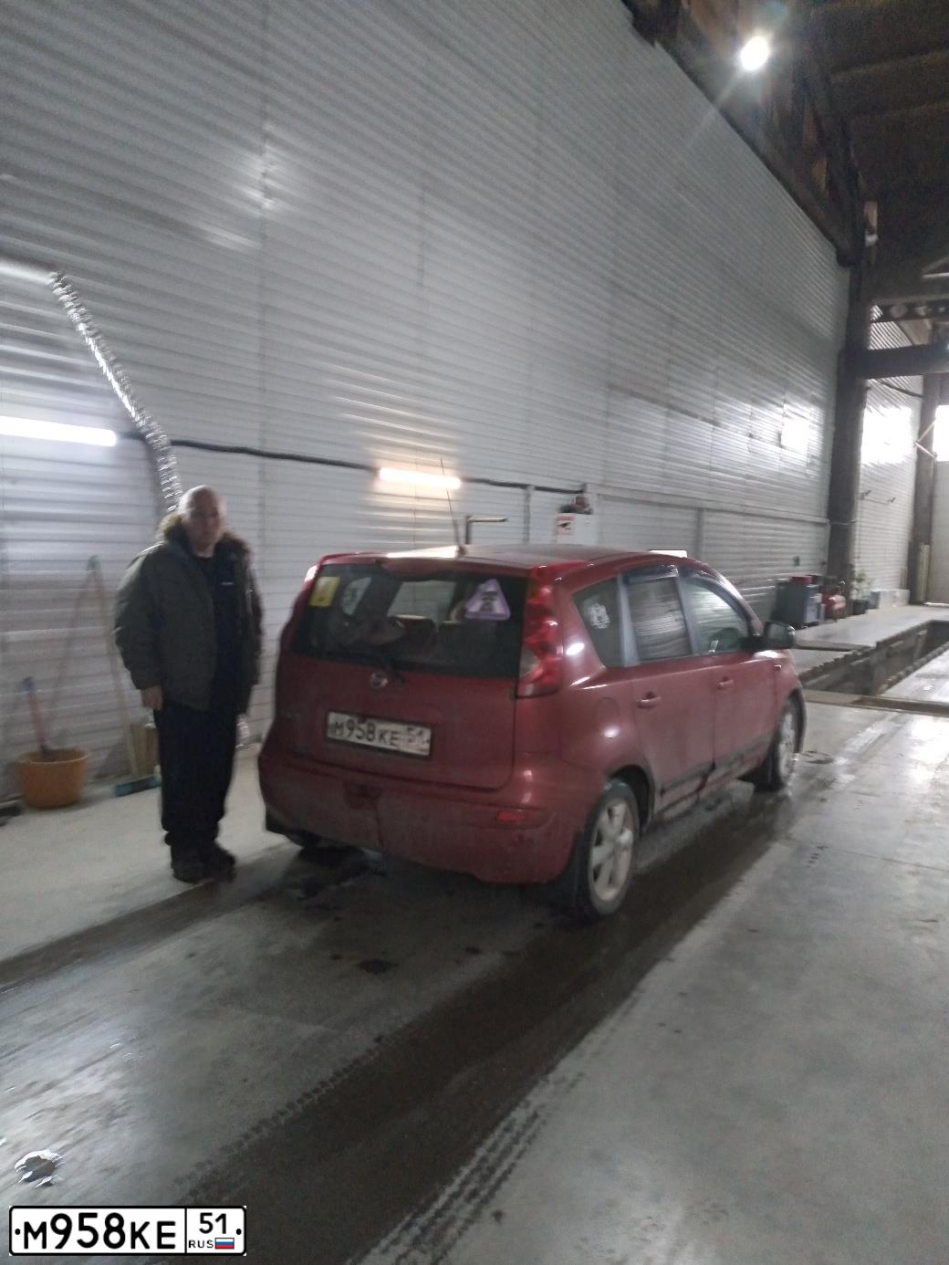 Фото автомобиля NISSAN NOTE, 2008 — госномер М958КЕ51. Цвет: ВИШНЕВЫЙ