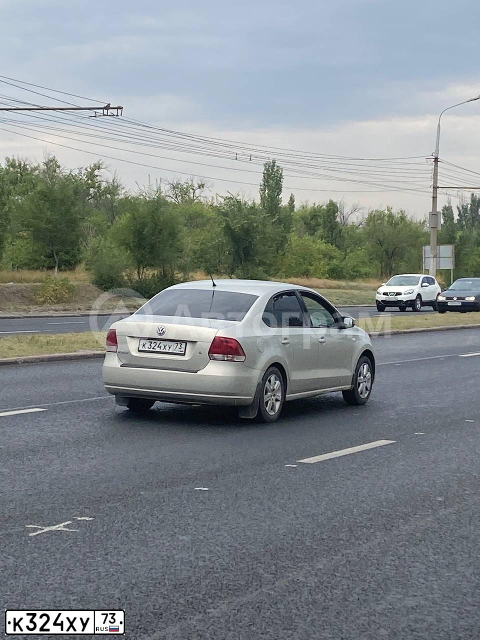 Фото автомобиля VOLKSWAGEN POLO, 2011 — госномер Е797ВА116. Цвет: Серебристо-Желтый