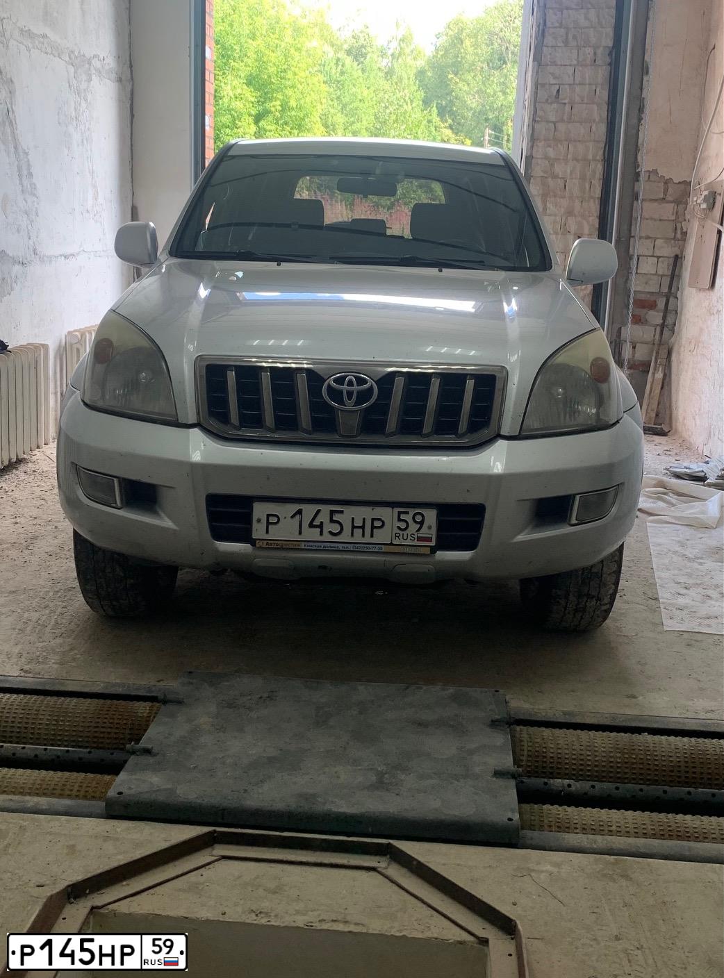 Фото автомобиля TOYOTA LANDCRUISER, 2008 — госномер Х134ТЕ55. Цвет: СЕРЕБРИСТЫЙ