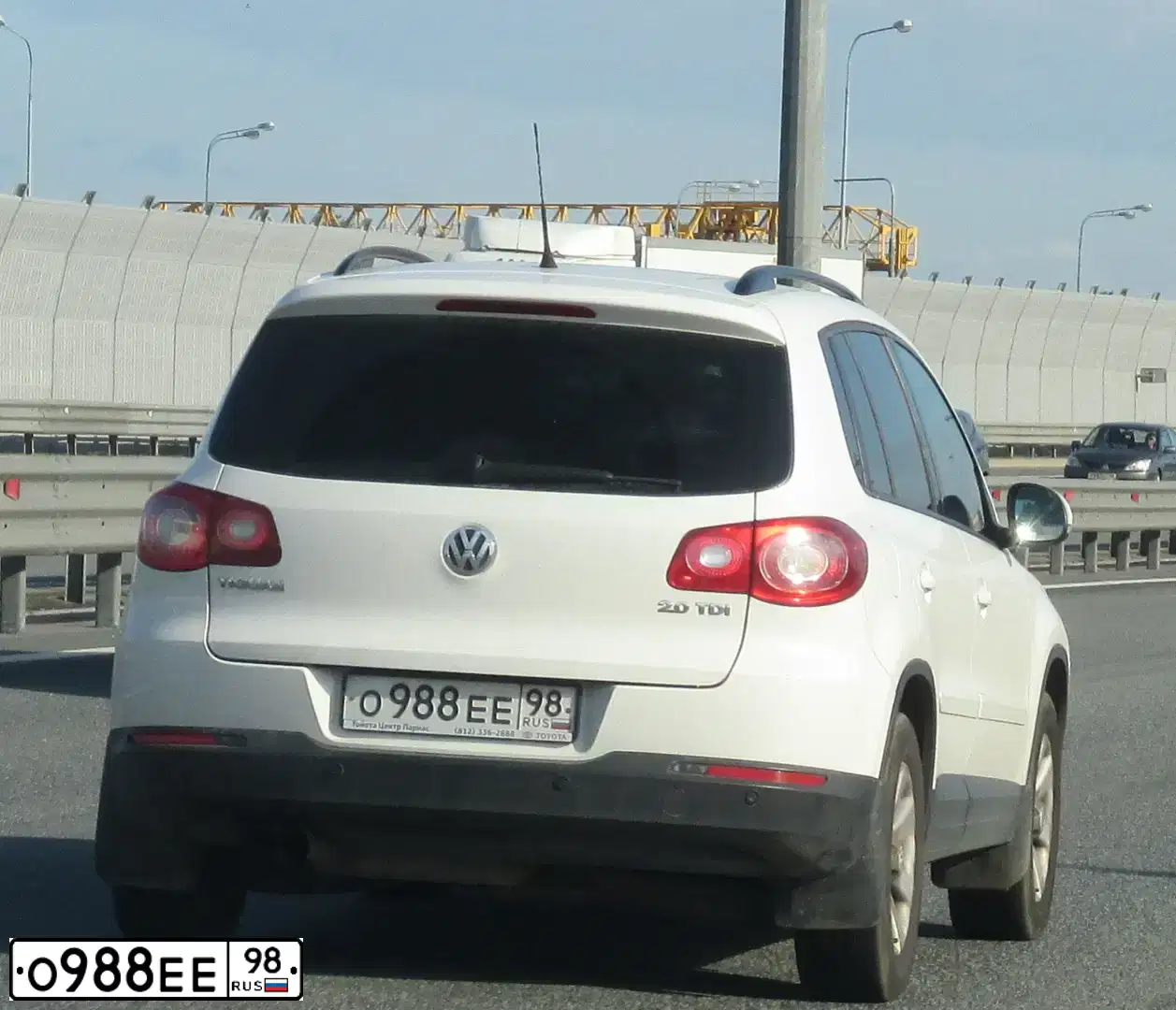 Фото автомобиля VOLKSWAGEN TIGUAN, 2009 — госномер О988ЕЕ98. Цвет: Белый