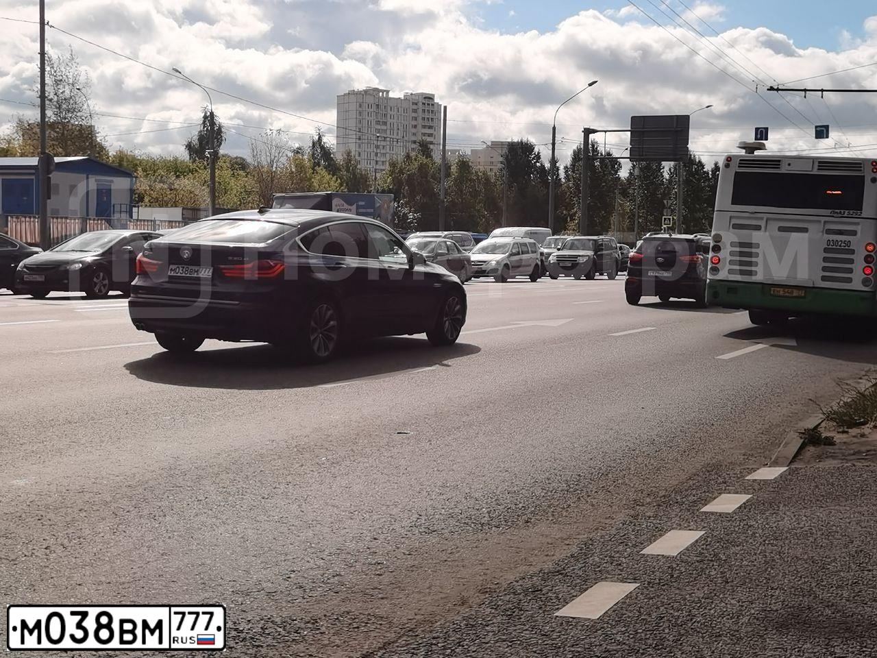 Фото автомобиля BMW SERIE 5 GT, 2013 — госномер М038ВМ777. Цвет: СИНИЙ ТЕМНЫЙ