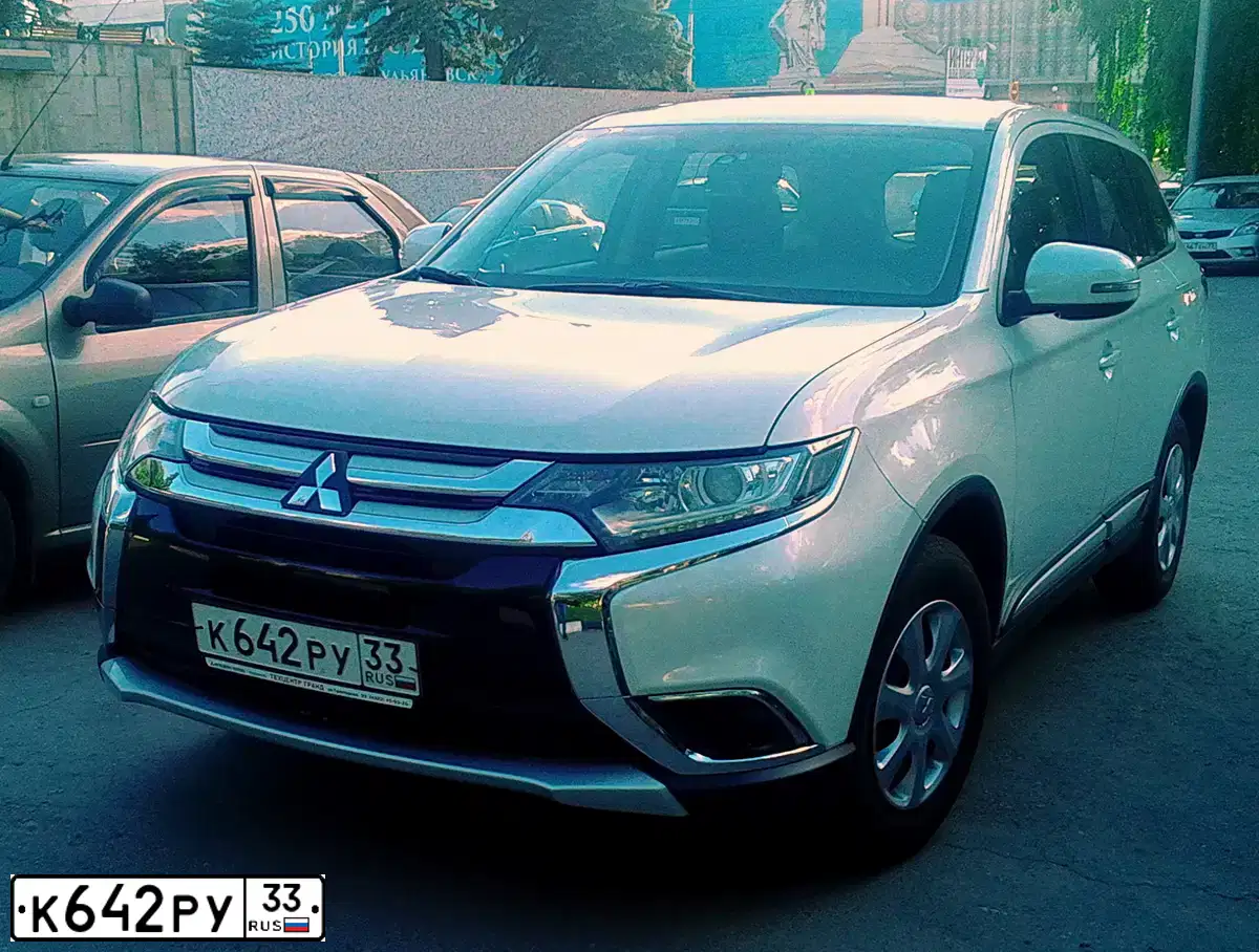 Фото автомобиля MITSUBISHI OUTLANDER, 2015 — госномер К642РУ33. Цвет: БЕЛЫЙ