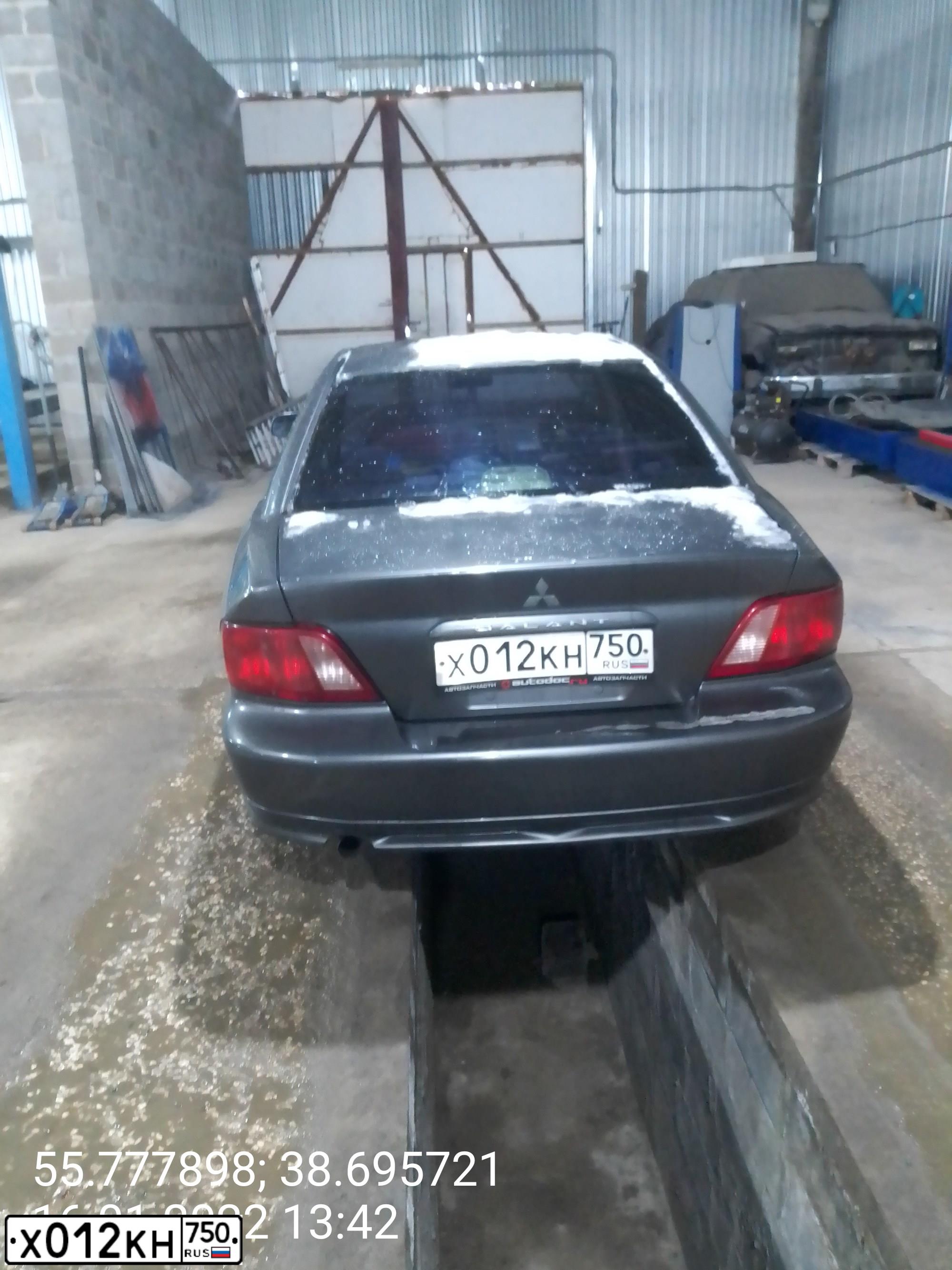 Фото автомобиля MITSUBISHI GALANT, 2002 — госномер Х012КН750. Цвет: СЕРЫЙ
