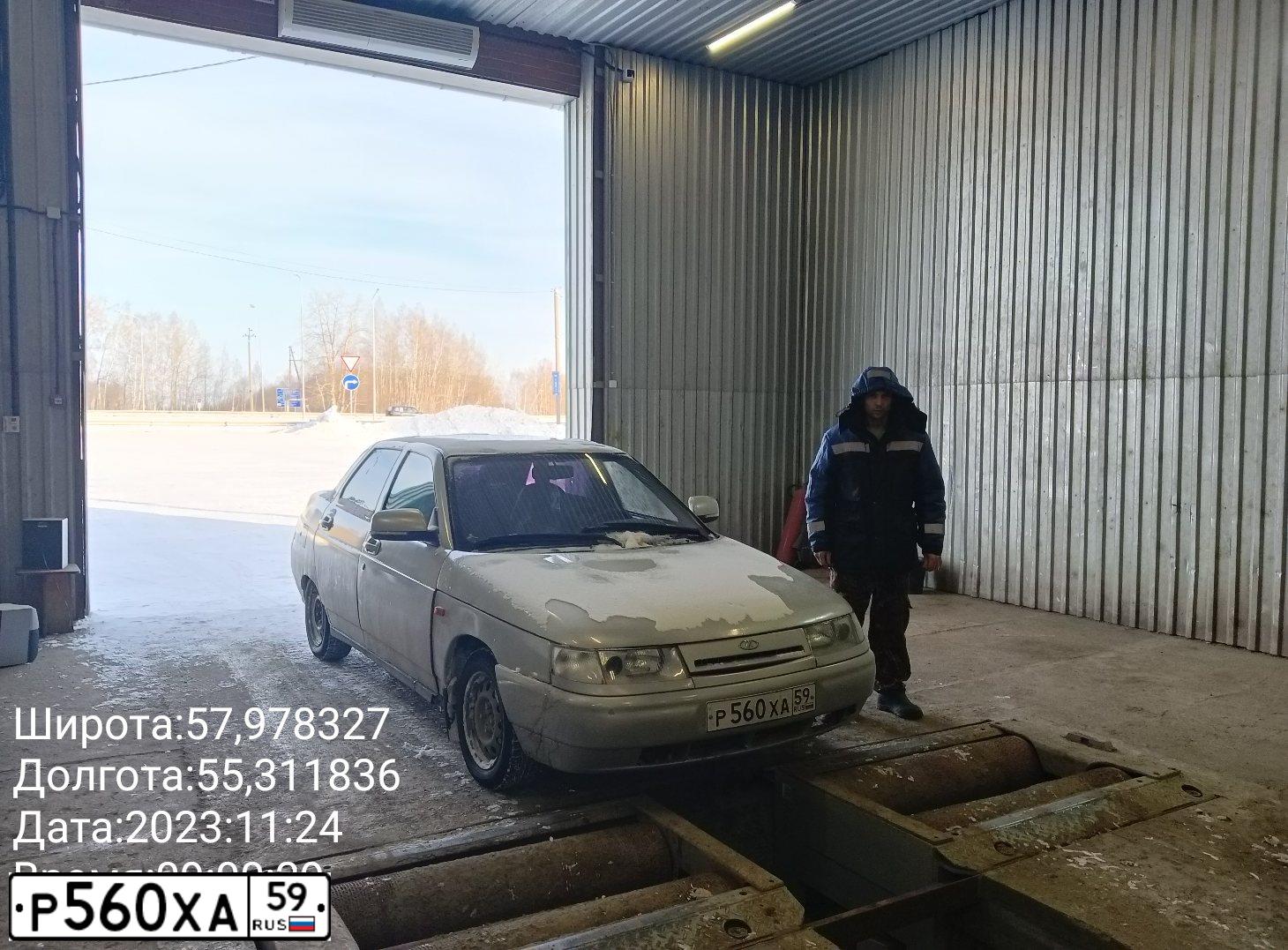 Фото автомобиля LADA 2110, 2006 — госномер Р560ХА59. Цвет: БЕЛО-ЗЕЛЕНЫЙ