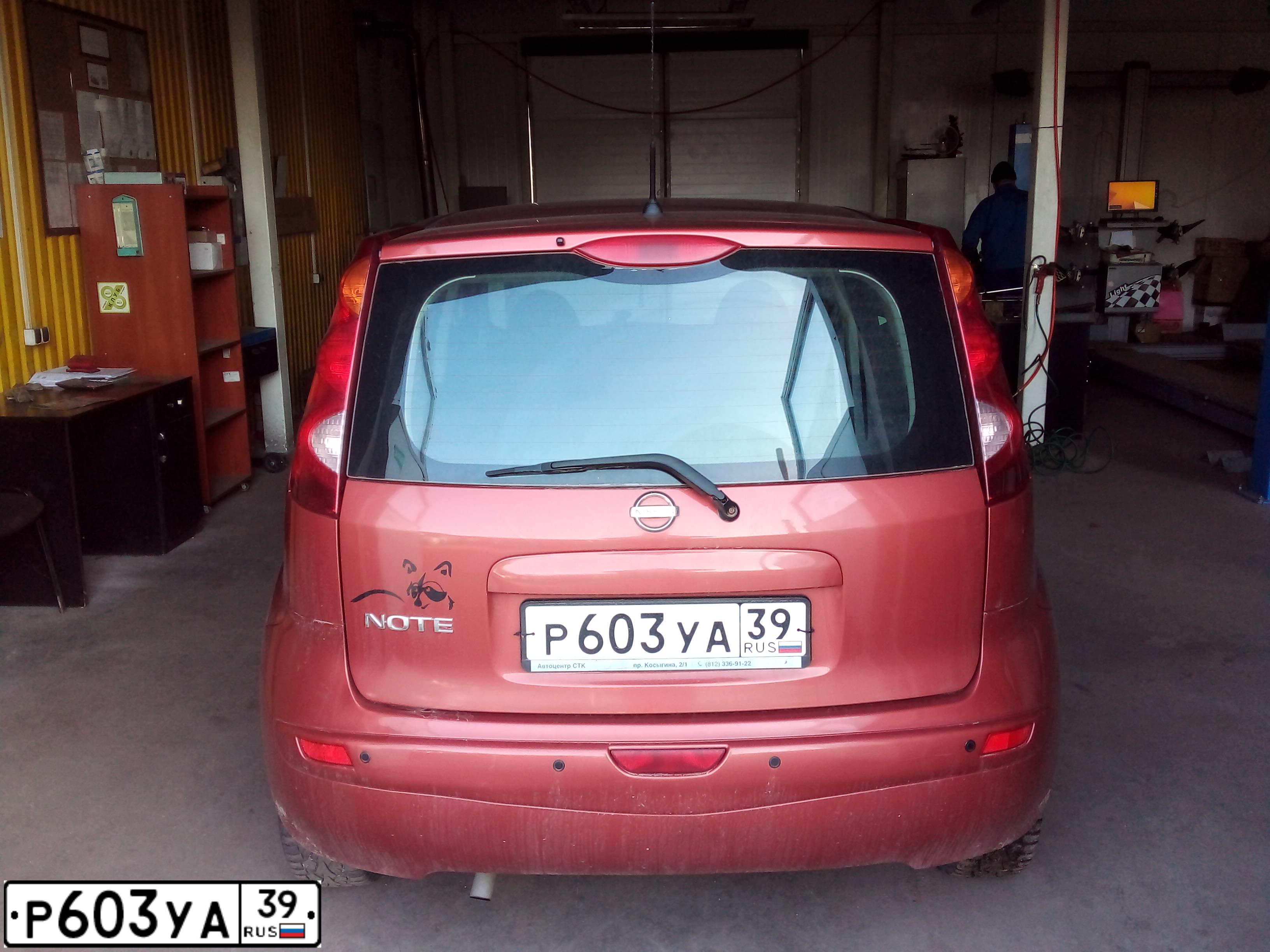 Фото автомобиля NISSAN NOTE, 2008 — госномер Р603УА39. Цвет: Оранжевый