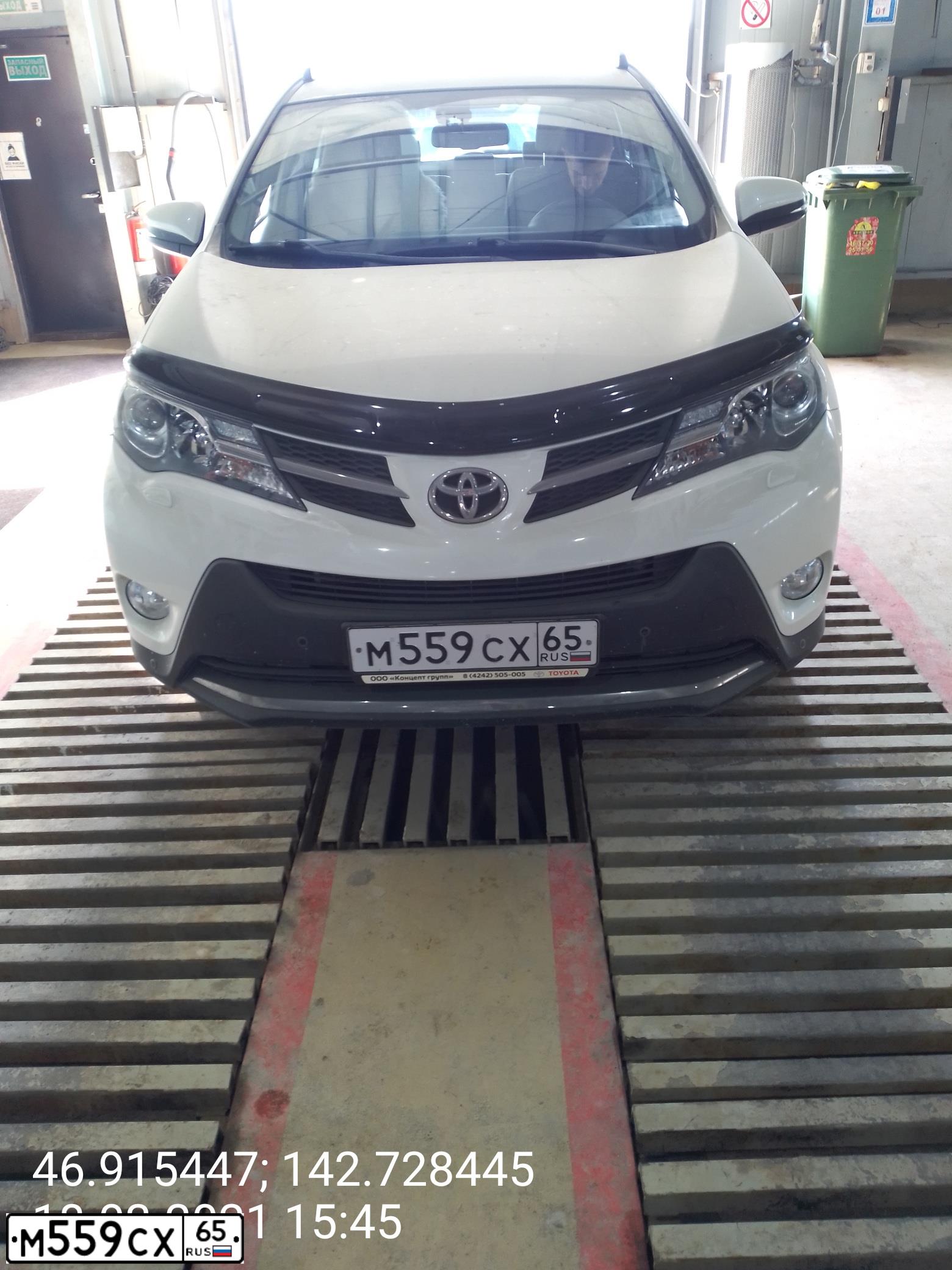 Фото автомобиля TOYOTA RAV4, 2015 — госномер М559СХ65. Цвет: БЕЛЫЙ