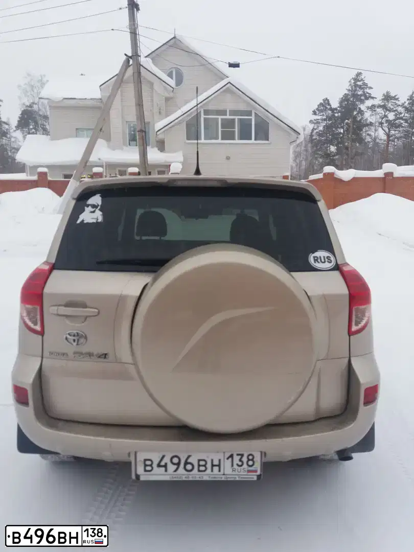 Фото автомобиля TOYOTA RAV4, 2007 — госномер В496ВН138. Цвет: БЕЖЕВЫЙ