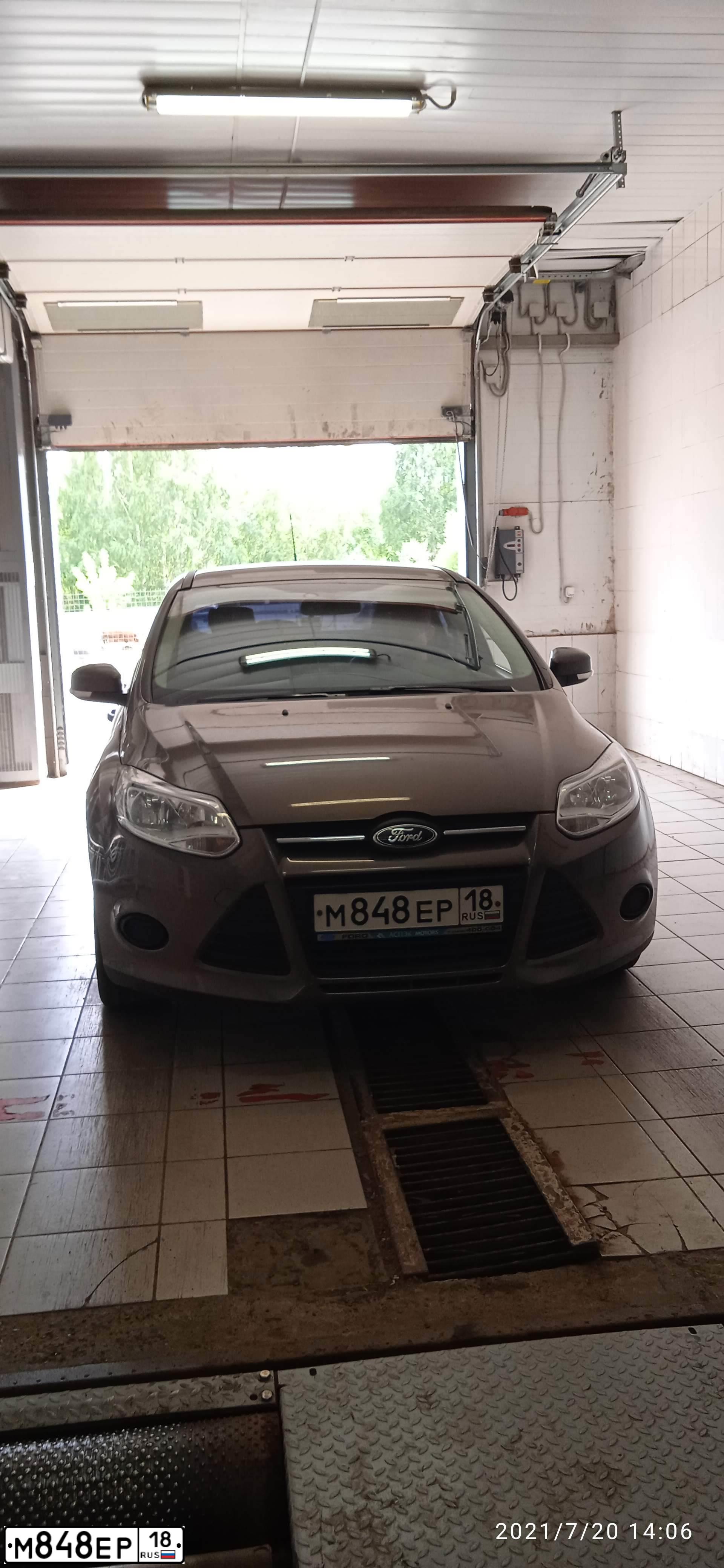 Фото автомобиля FORD FOCUS, 2013 — госномер М848ЕР18. Цвет: СЕРО-КОРИЧНЕВЫЙ