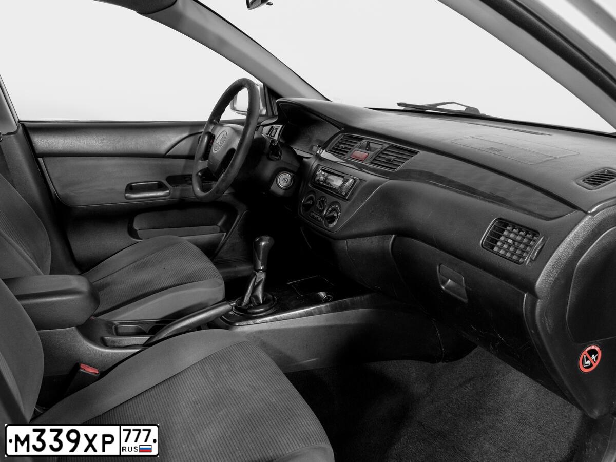 Фото автомобиля MITSUBISHI LANCER, 2004 — госномер М339ХР777. Цвет: СЕРЫЙ