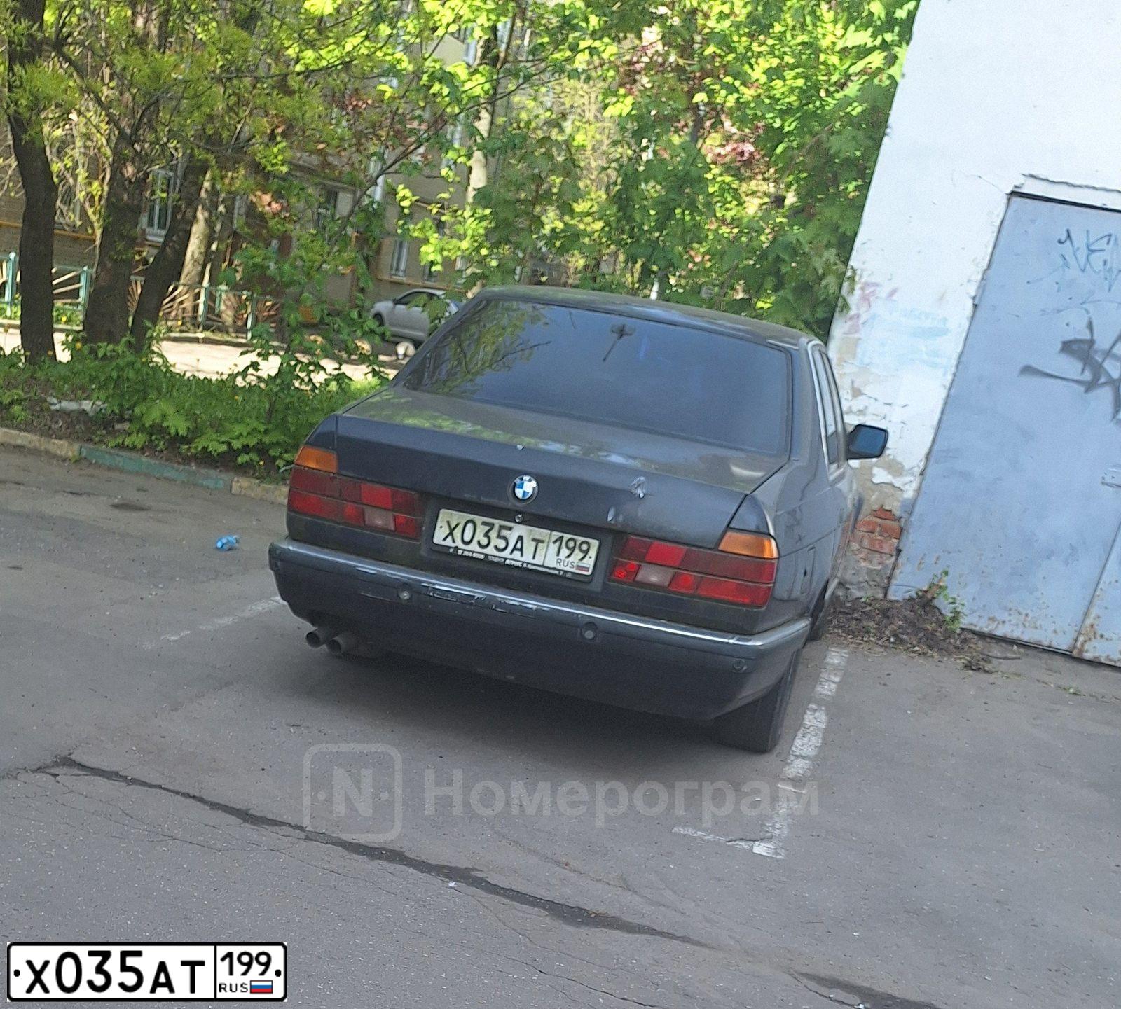 Фото автомобиля BMW SERIE 7, 1993 — госномер Х035АТ199. Цвет: Темно-синий