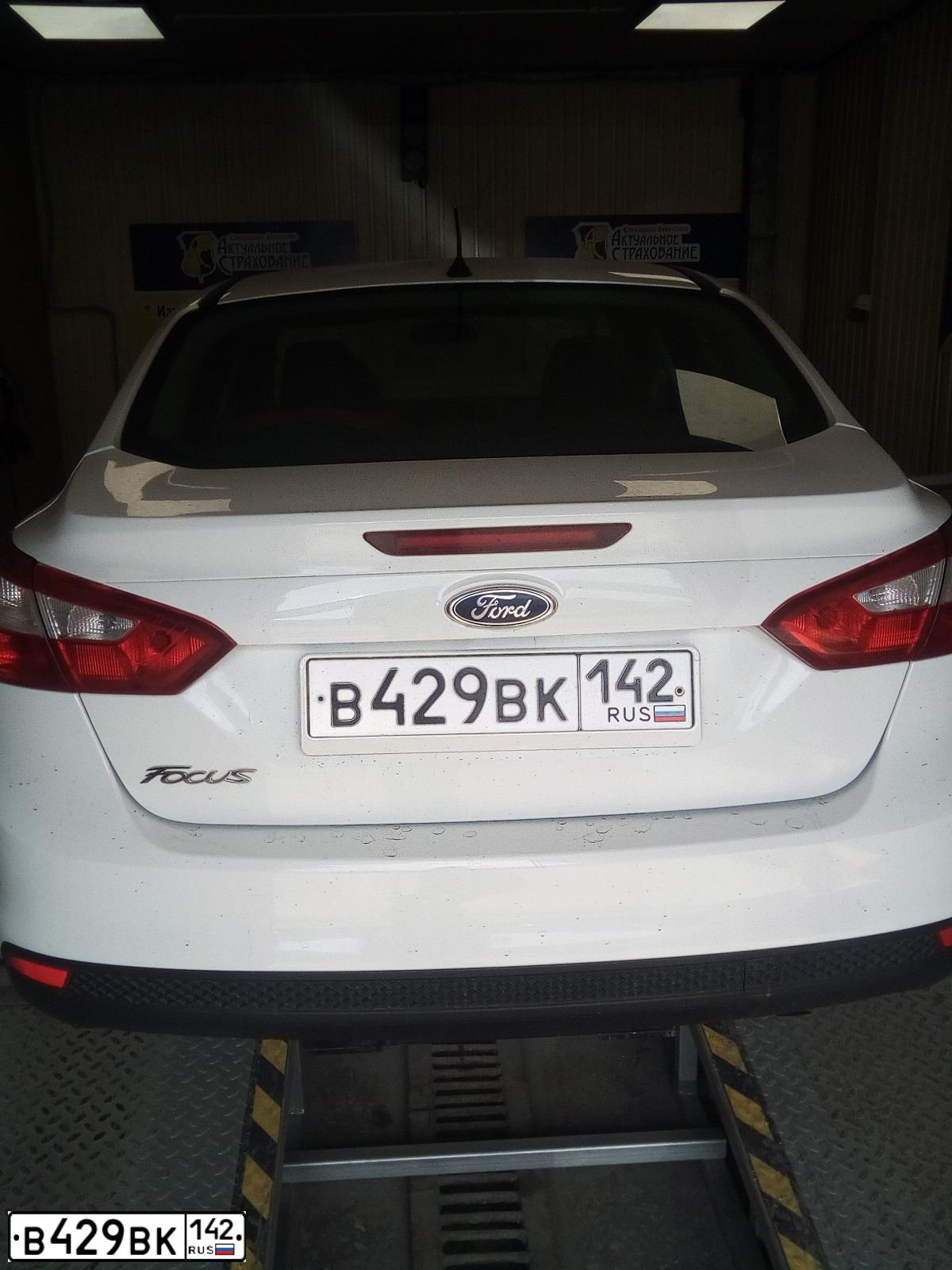 Фото автомобиля FORD FOCUS, 2012 — госномер Х664ОО142. Цвет: Белый