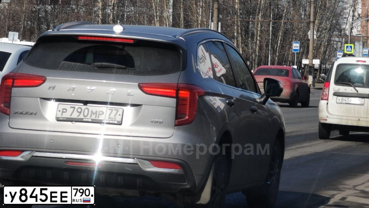 Фото автомобиля KIA RIO, 2015 — госномер У845ЕЕ790. Цвет: Коричневый