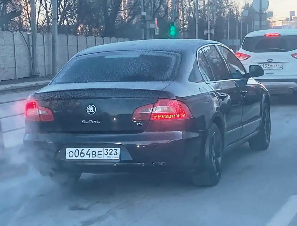 Фото автомобиля KIA RIO, 2016 — госномер К133МН790. Цвет: БЕЛЫЙ-ЖЕЛТЫЙ-СЕРЫЙ