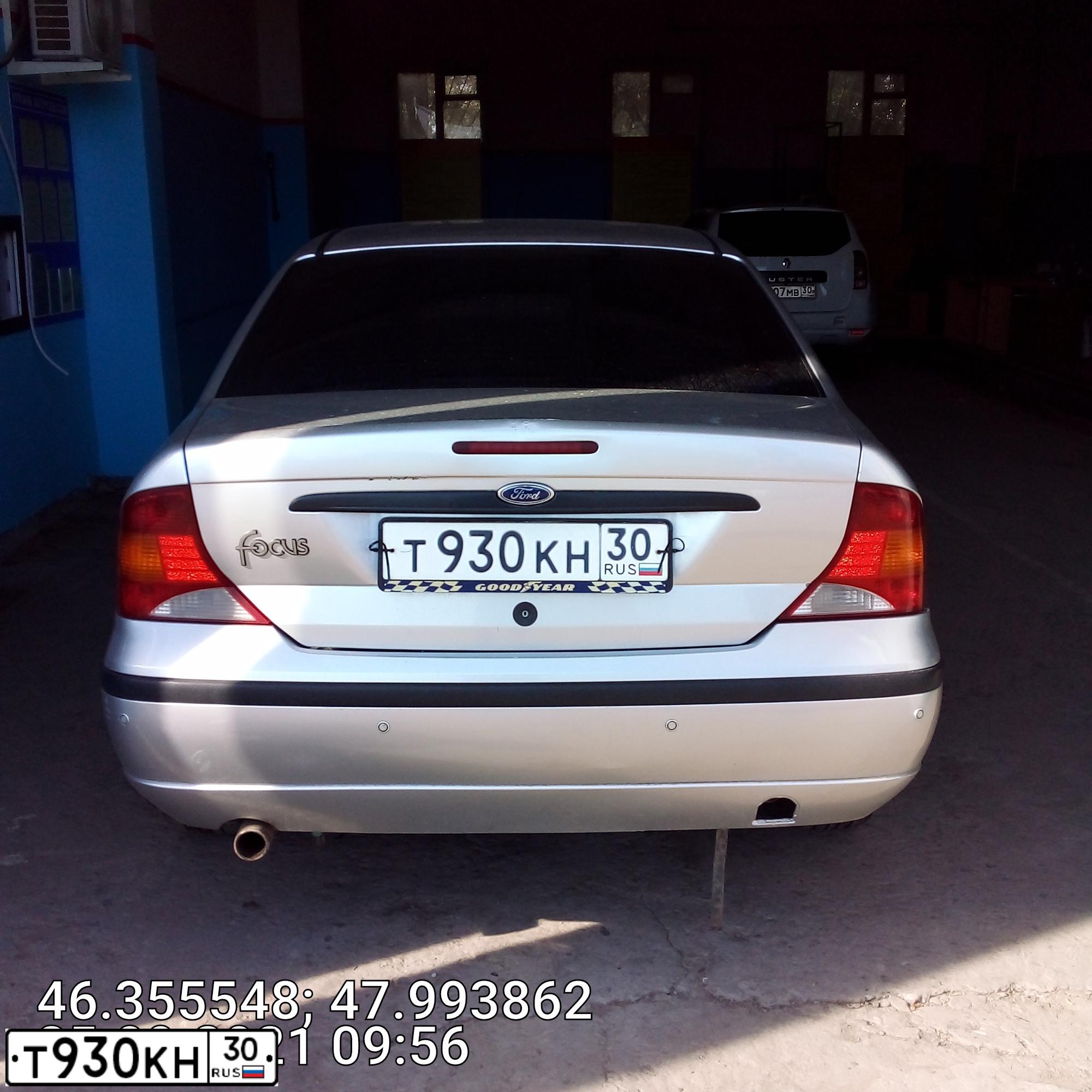 Фото автомобиля FORD FOCUS, 2004 — госномер Т930КН30. Цвет: серебристый