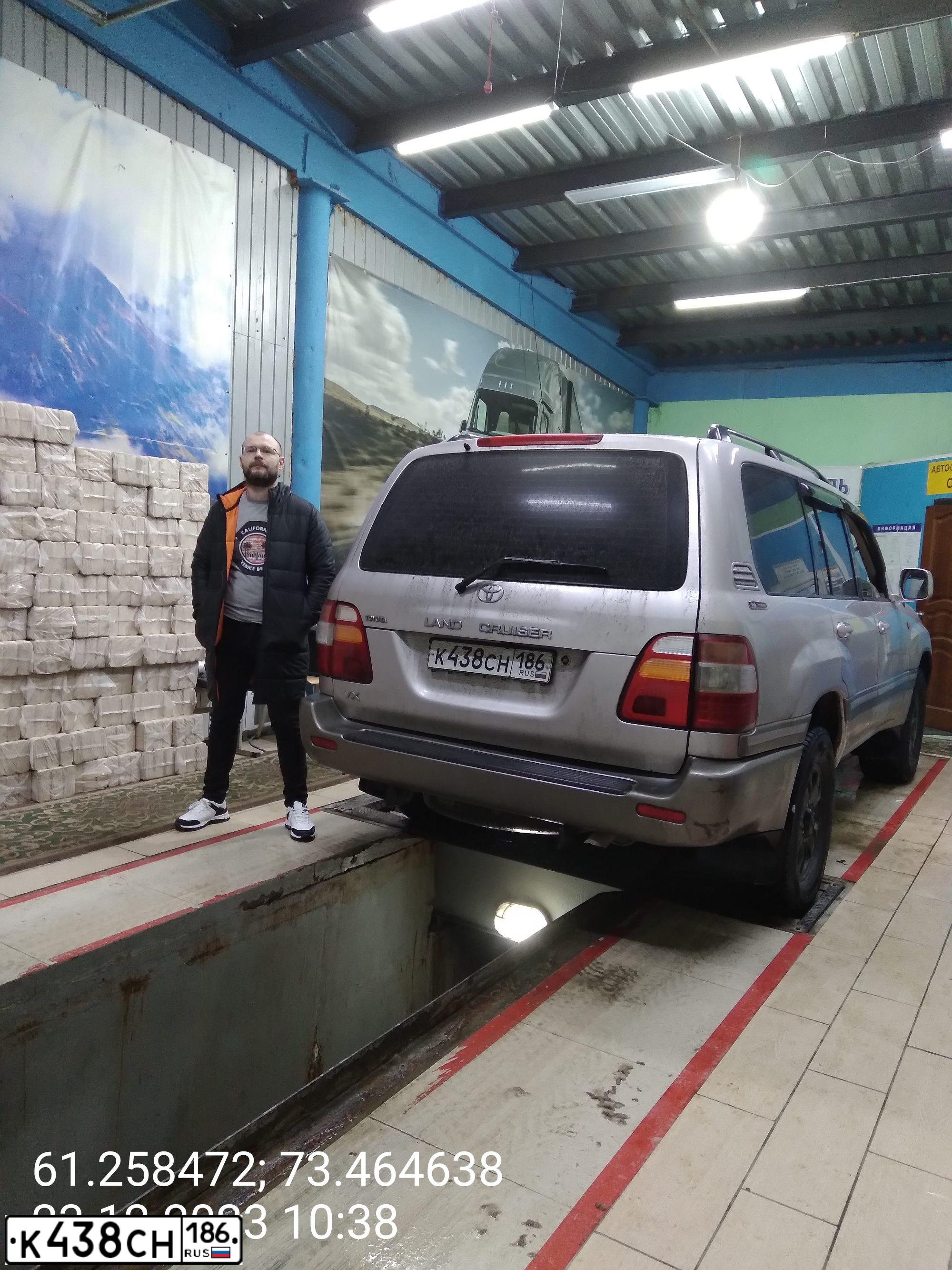 Фото автомобиля TOYOTA LAND CRUISER 100 ТD, 2001 — госномер О903МР62. Цвет: Серебристый