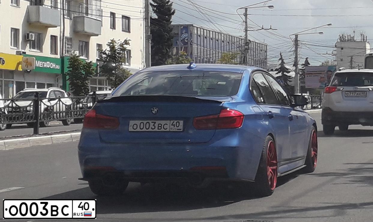 Фото автомобиля BMW SERIE 3, 2016 — госномер О003ВС40. Цвет: синий
