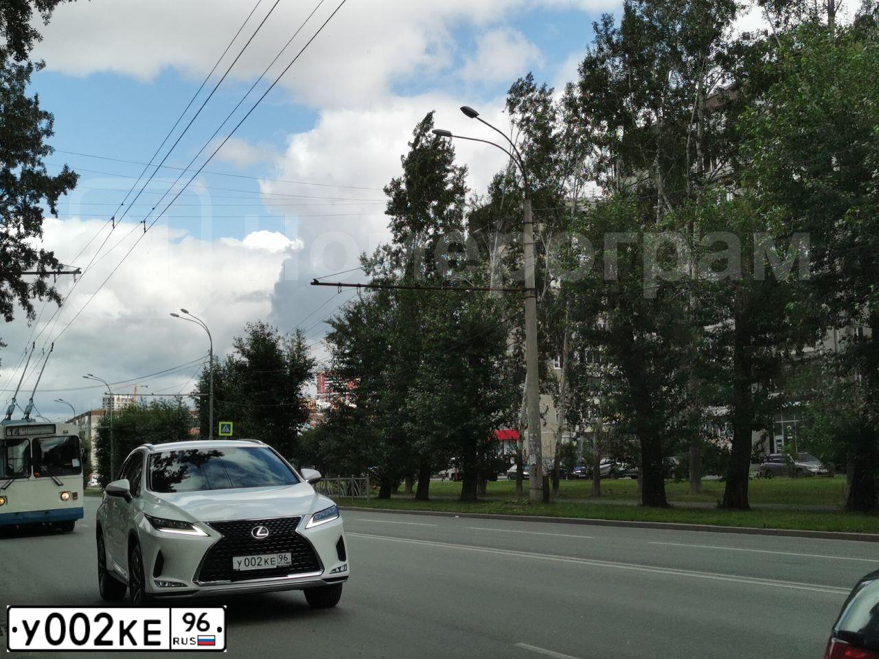 Фото автомобиля LEXUS RX, 2020 — госномер У002КЕ96. Цвет: Белый