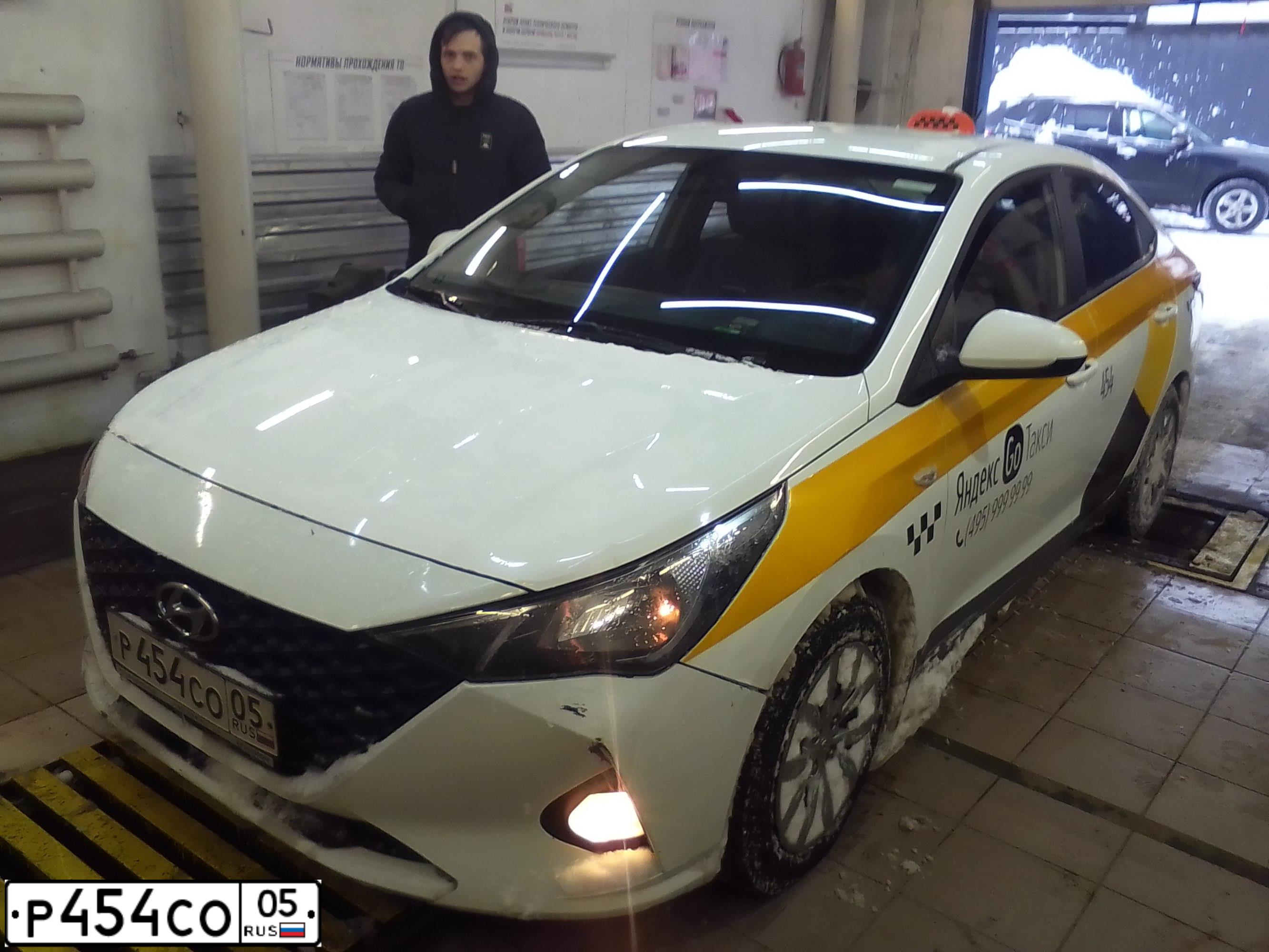 Фото автомобиля HYUNDAI SOLARIS, 2020 — госномер Р454СО05. Цвет: ЧЕРНЫЙ