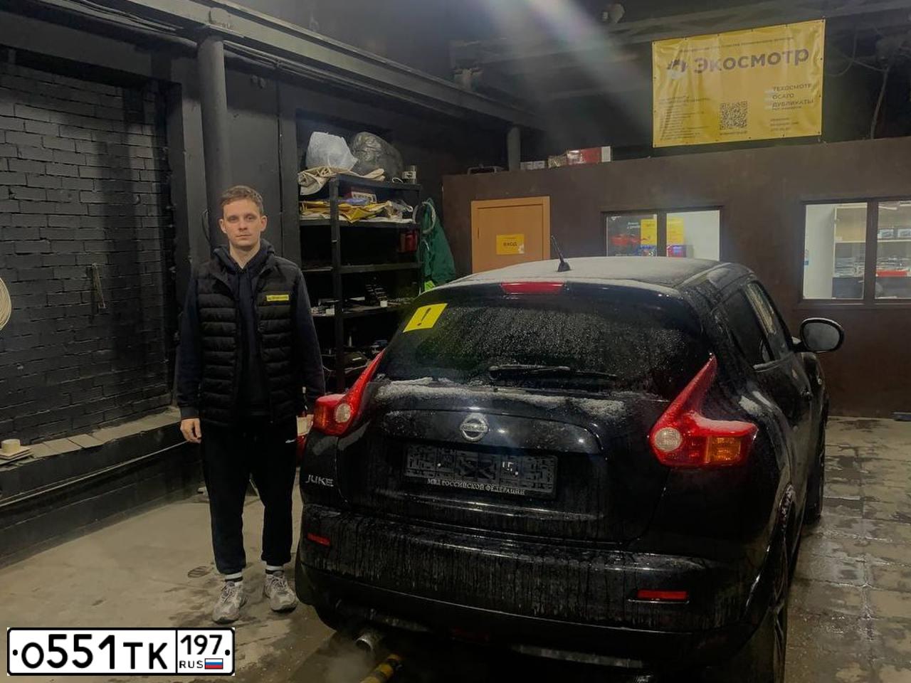 Фото автомобиля NISSAN JUKE, 2011 — госномер Р017ЕМ54. Цвет: ЧЕРНЫЙ