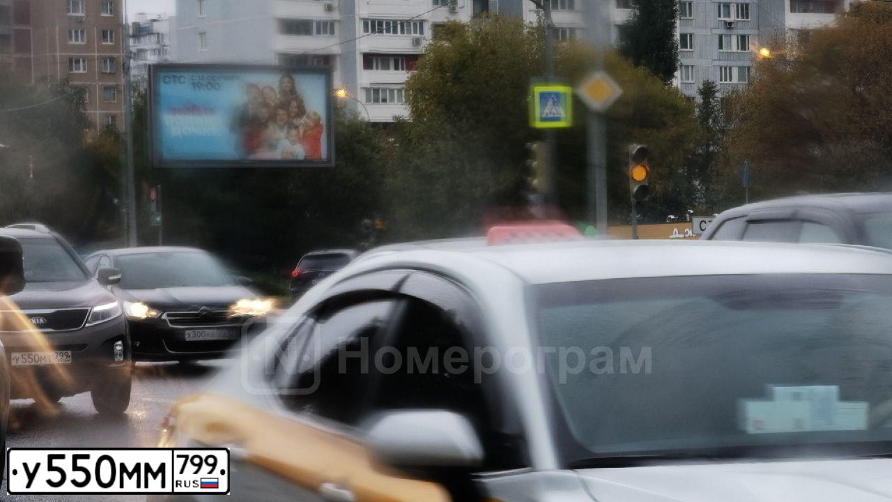 Фото автомобиля NISSAN NOTE, 2007 — госномер У550ММ799. Цвет: СЕРЕБРИСТЫЙ