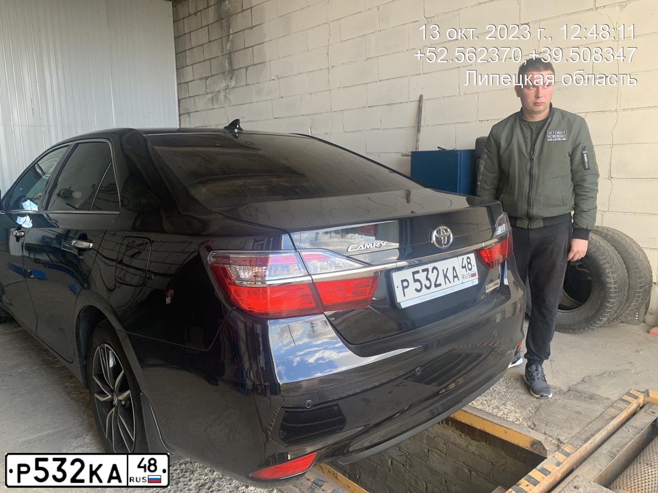 Фото автомобиля TOYOTA CAMRY, 2017 — госномер Р532КА48. Цвет: ЧЕРНЫЙ МЕТАЛЛИК