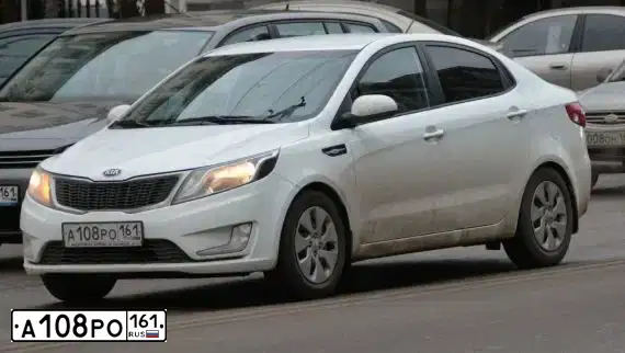 Фото автомобиля KIA RIO, 2014 — госномер А108РО161. Цвет: Белый