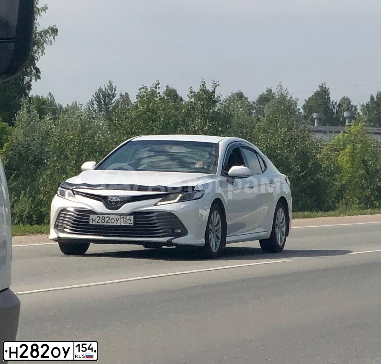 Фото автомобиля TOYOTA CAMRY, 2019 — госномер Н282ОУ154. Цвет: БЕЛЫЙ ПЕРЛАМУТР