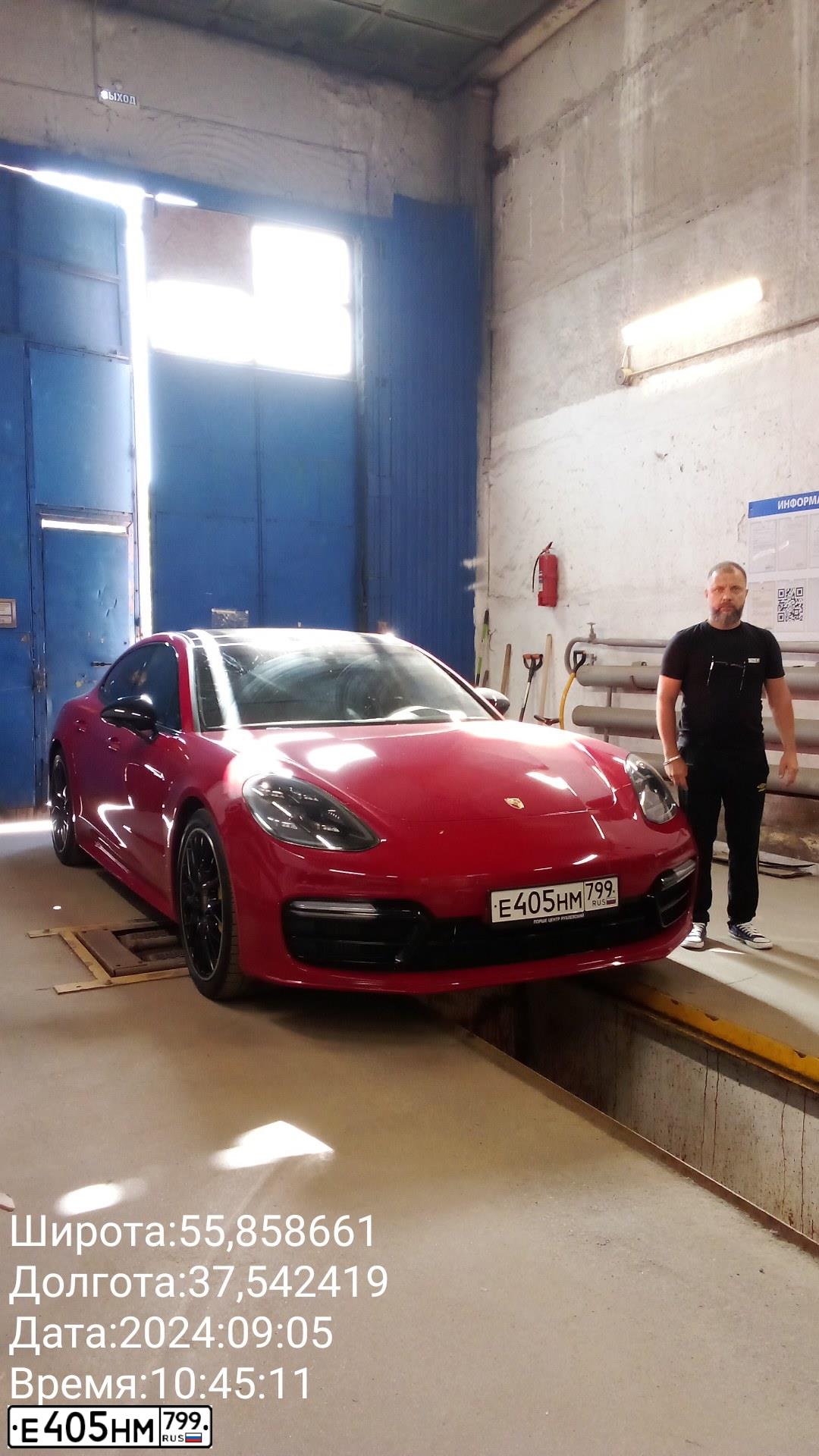 Фото автомобиля PORSCHE PANAMERA, 2018 — госномер Е405НМ799. Цвет: Красный