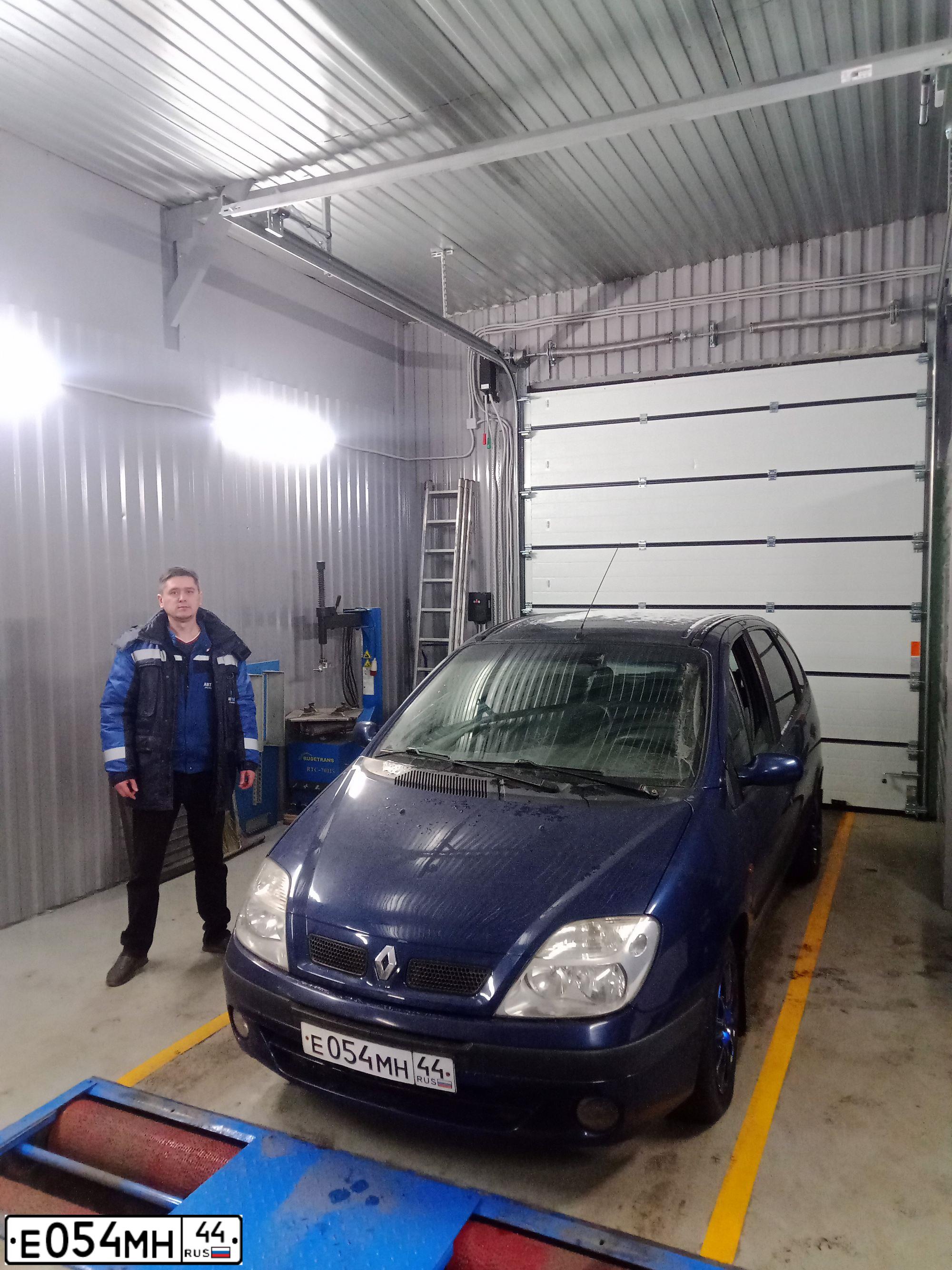 Фото автомобиля RENAULT MEGANE /GRAND/ SCENIC, 2001 — госномер С384КТ198. Цвет: СИНИЙ
