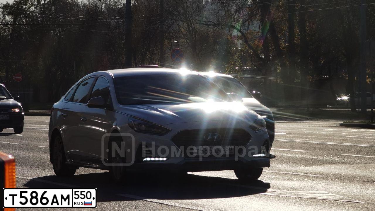 Фото автомобиля HYUNDAI I SONATA, 2019 — госномер Т586АМ550. Цвет: БЕЛЫЙ-ЖЕЛТЫЙ-СЕРЫЙ